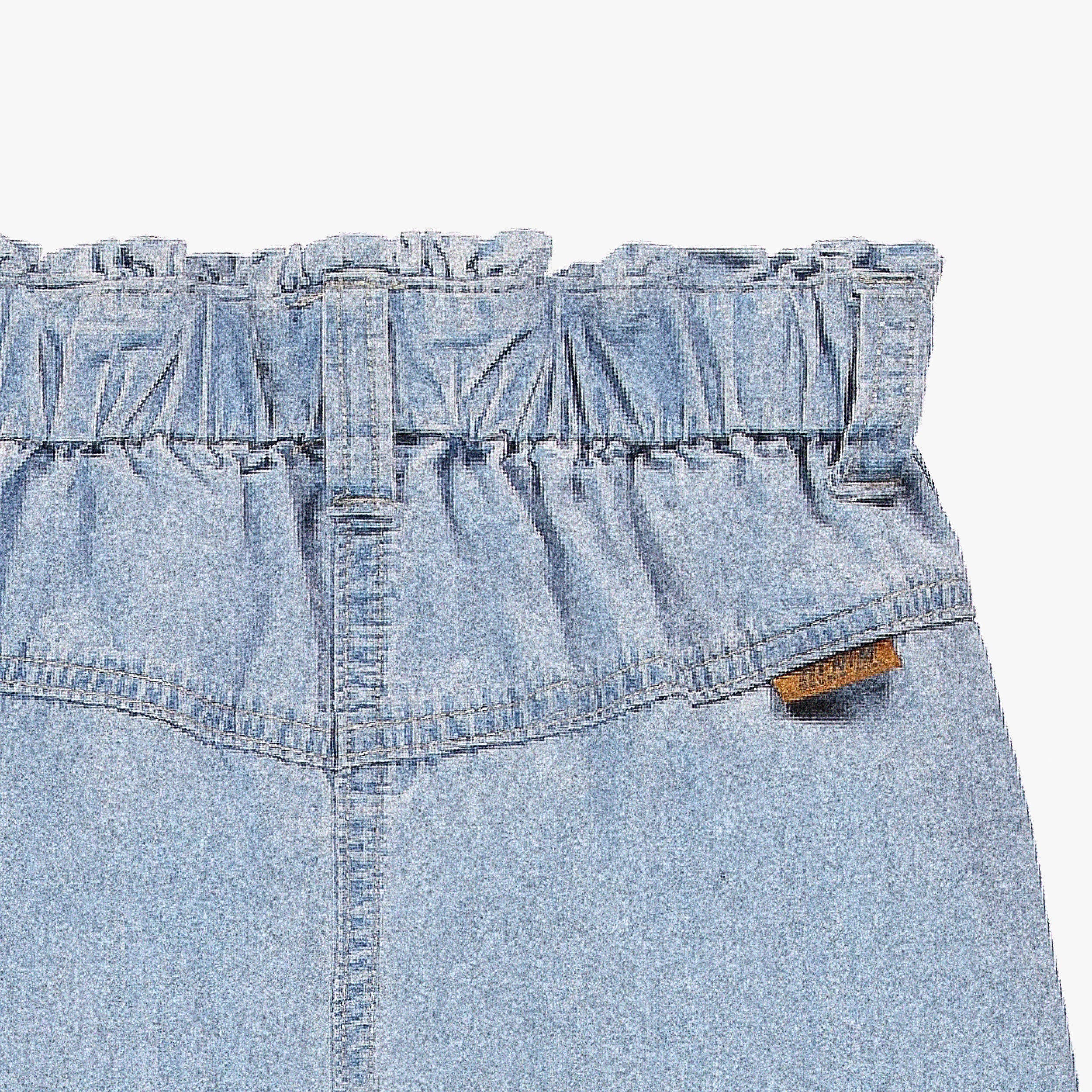 Zoom détails dos du jean bleu en denim léger avec broderies, enfant 