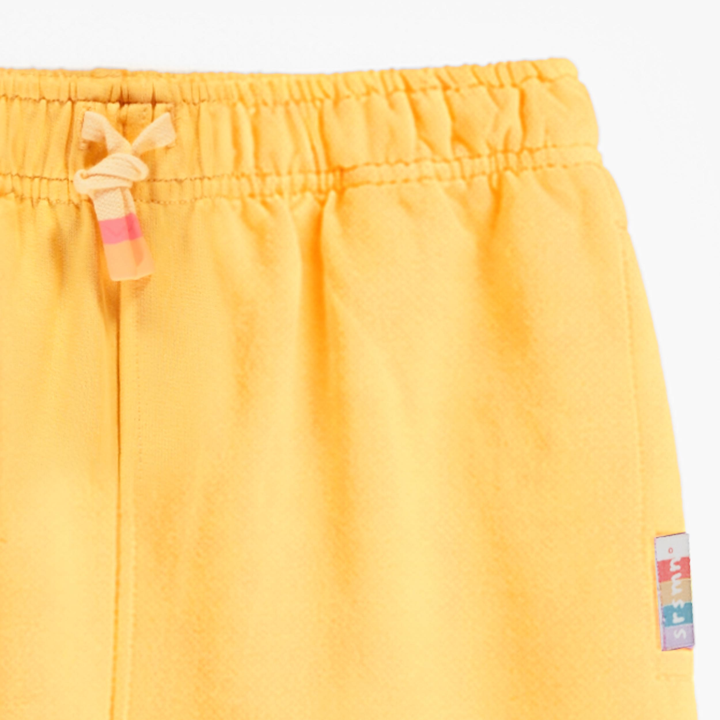 Zoom détails du pantalon jaune style jogger, enfant 