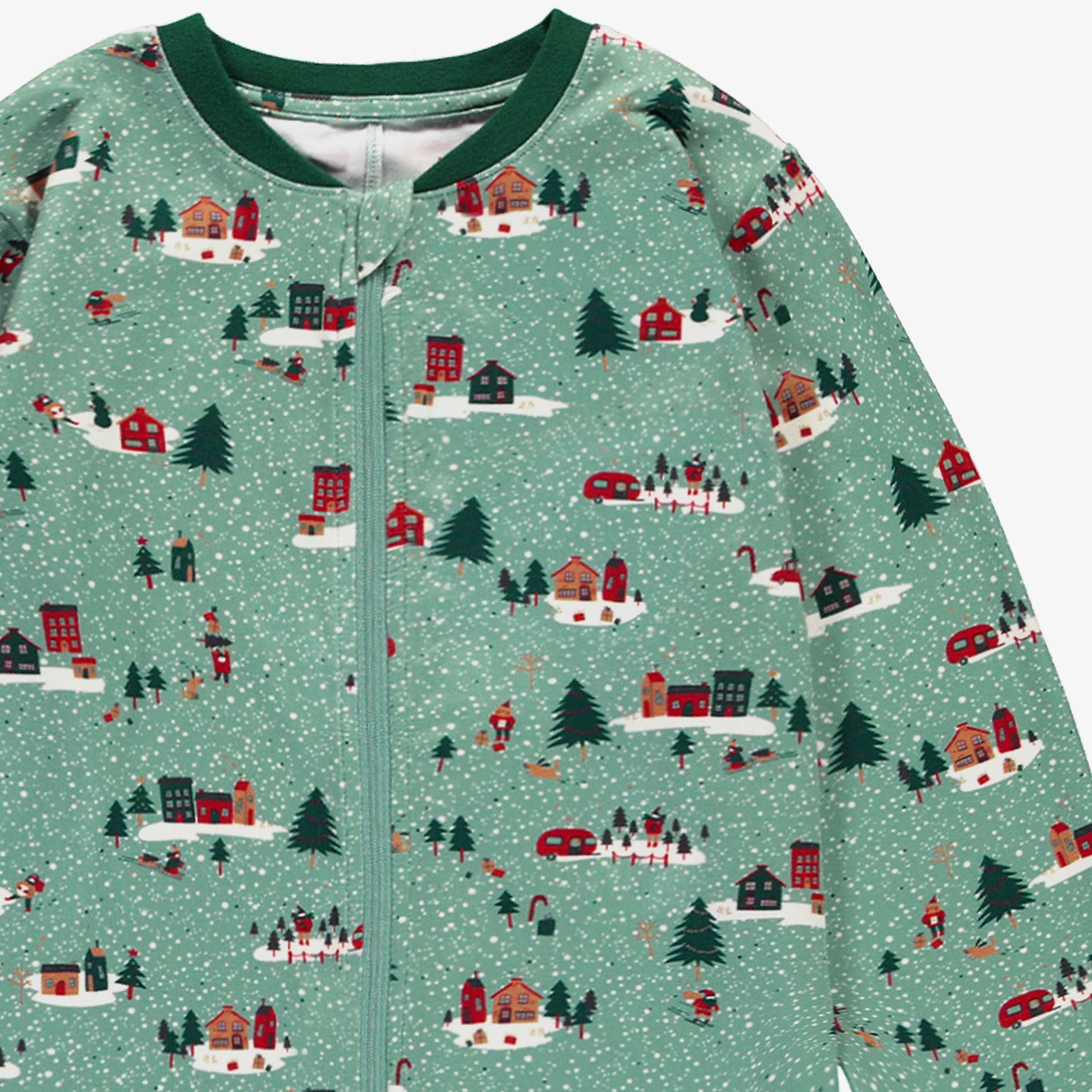 Zoom détails du pyjama une pièce vert à motifs des Fêtes, enfant