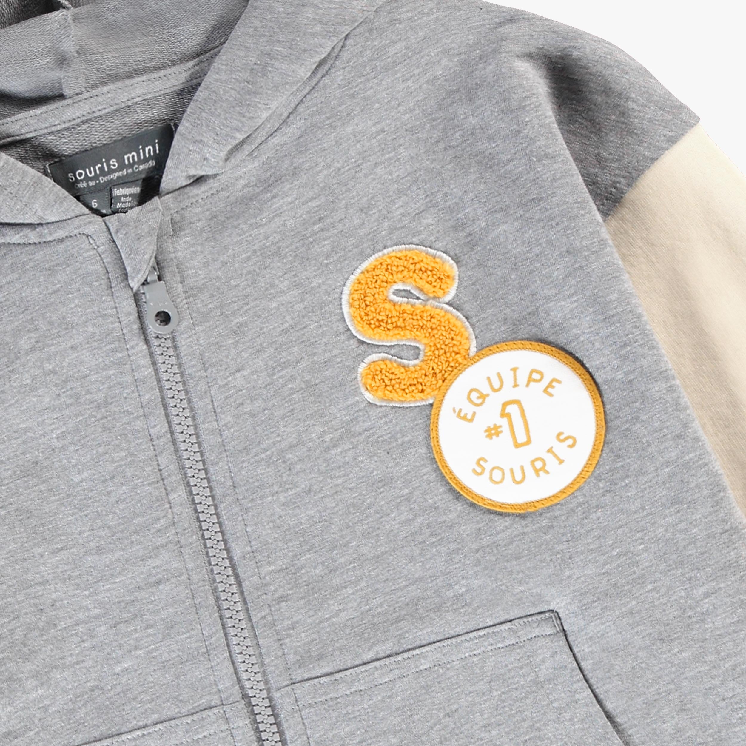 Zoom détails de la veste à capuchon grise et beige, enfant 