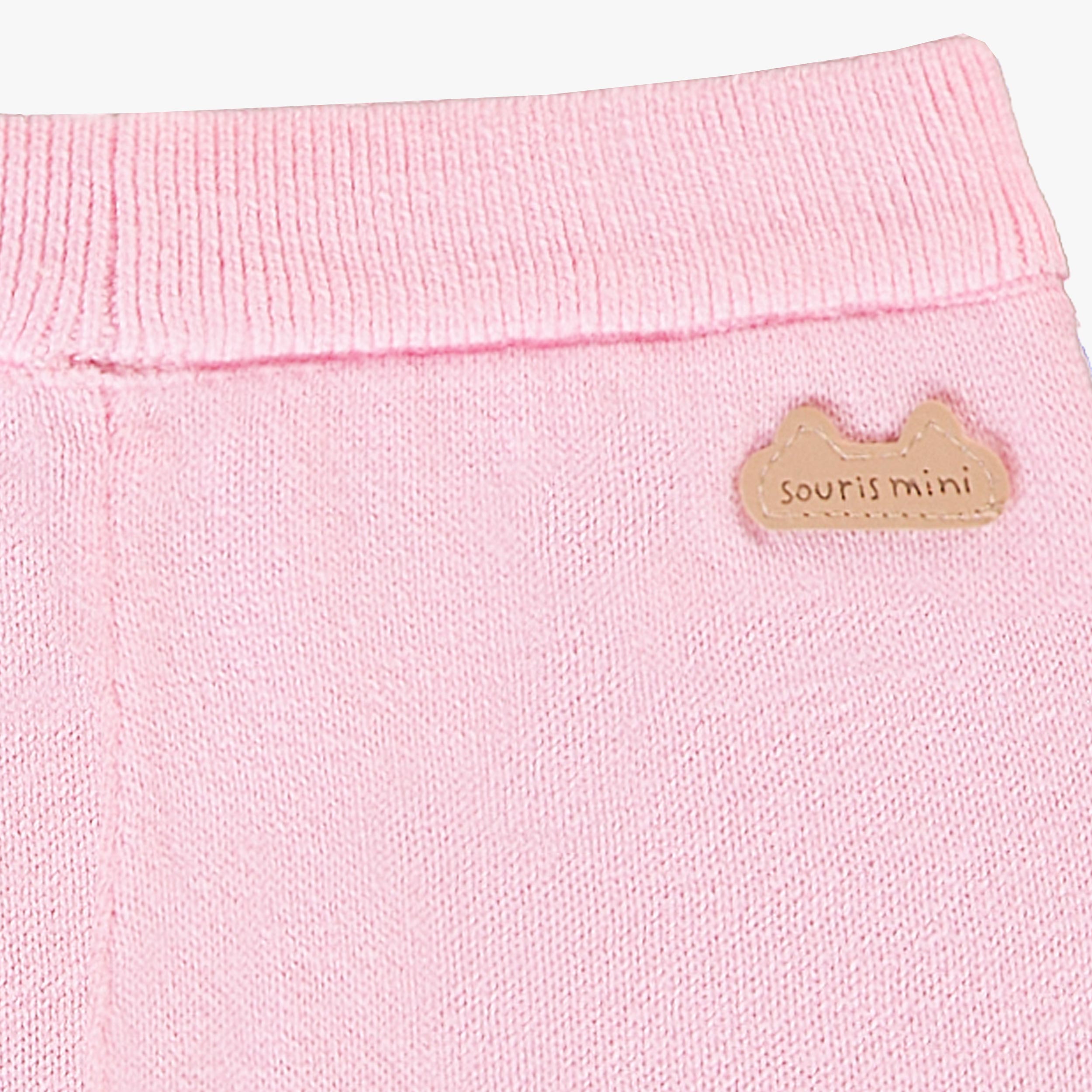 Zoom détails écusson short rose en tricot à motif pointelle, naissance