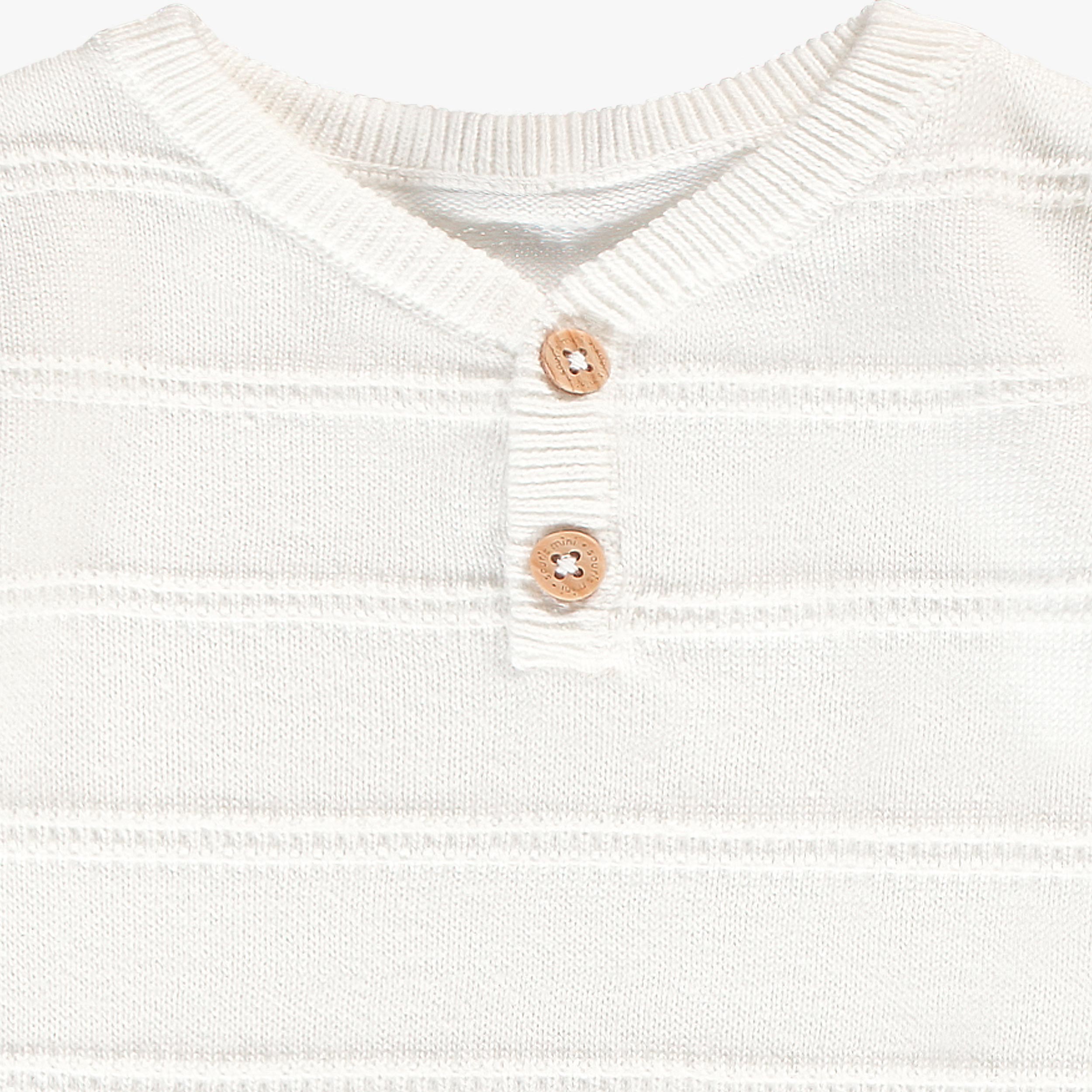 Zoom détails encolure du t-shirt crème en tricot avec rayures, naissance 