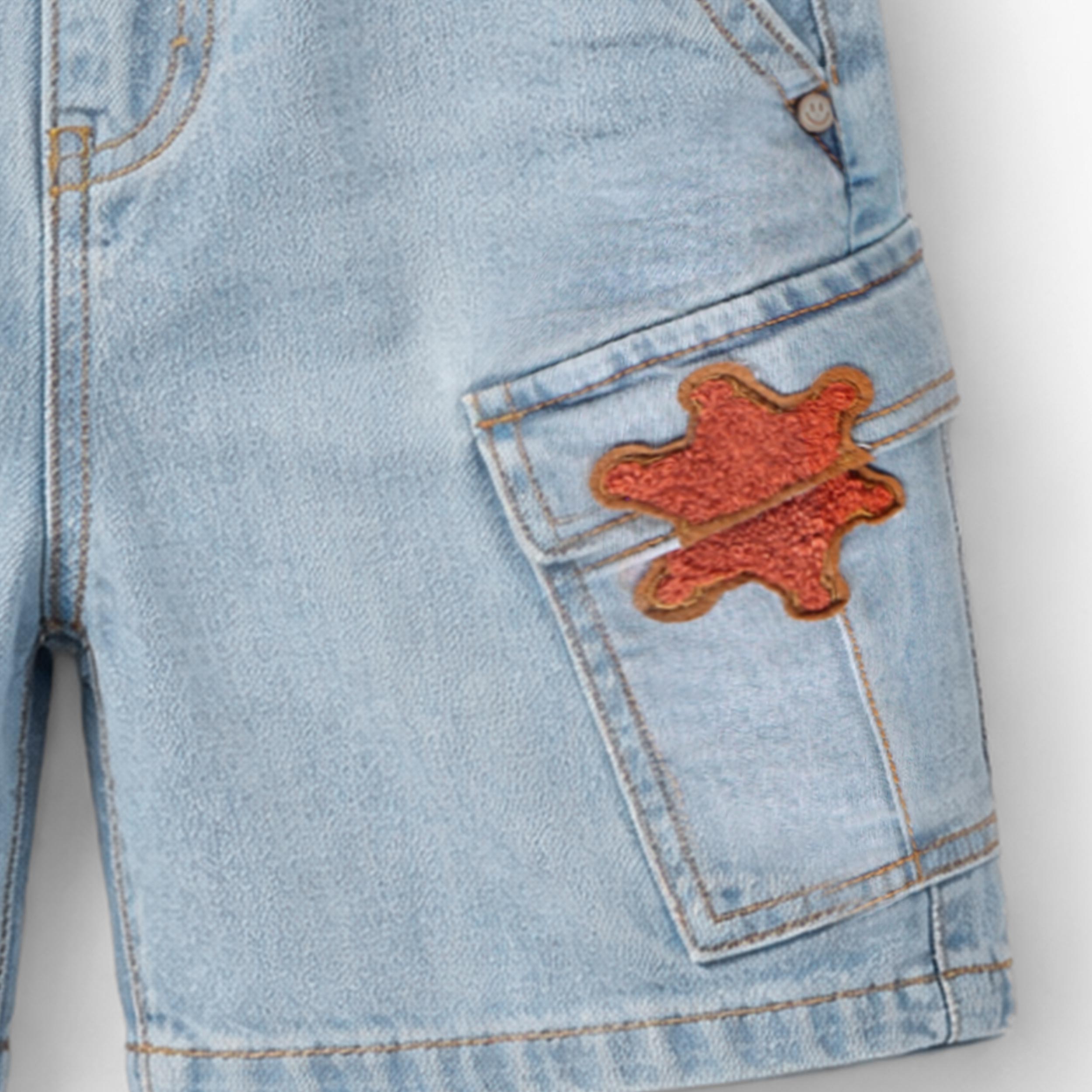 Zoom détails étoile du bermuda bleu pâle en denim avec écusson étoile, enfant