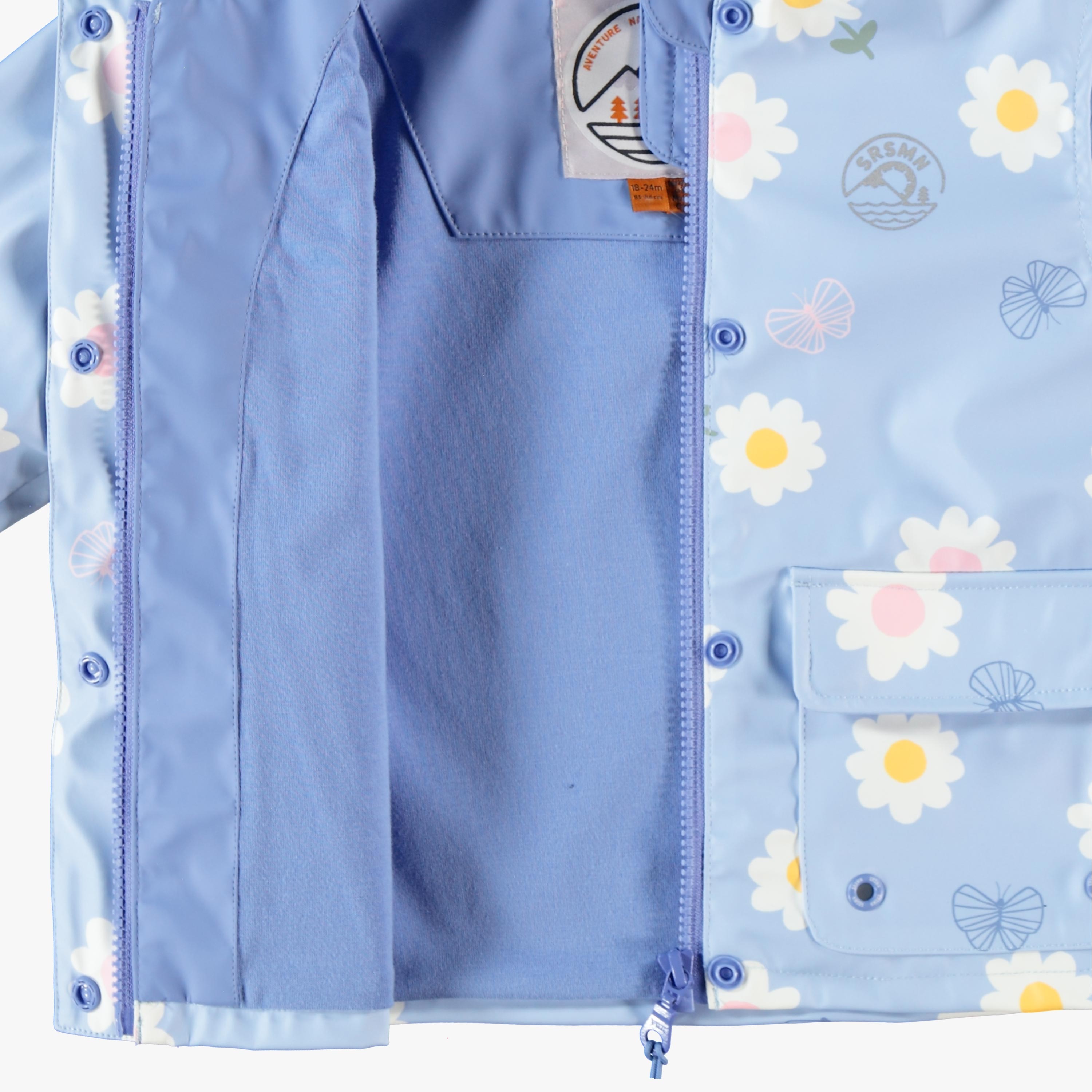 Zoom détails manteau imperméable bleu pâle avec fleurs et papillons, bébé 