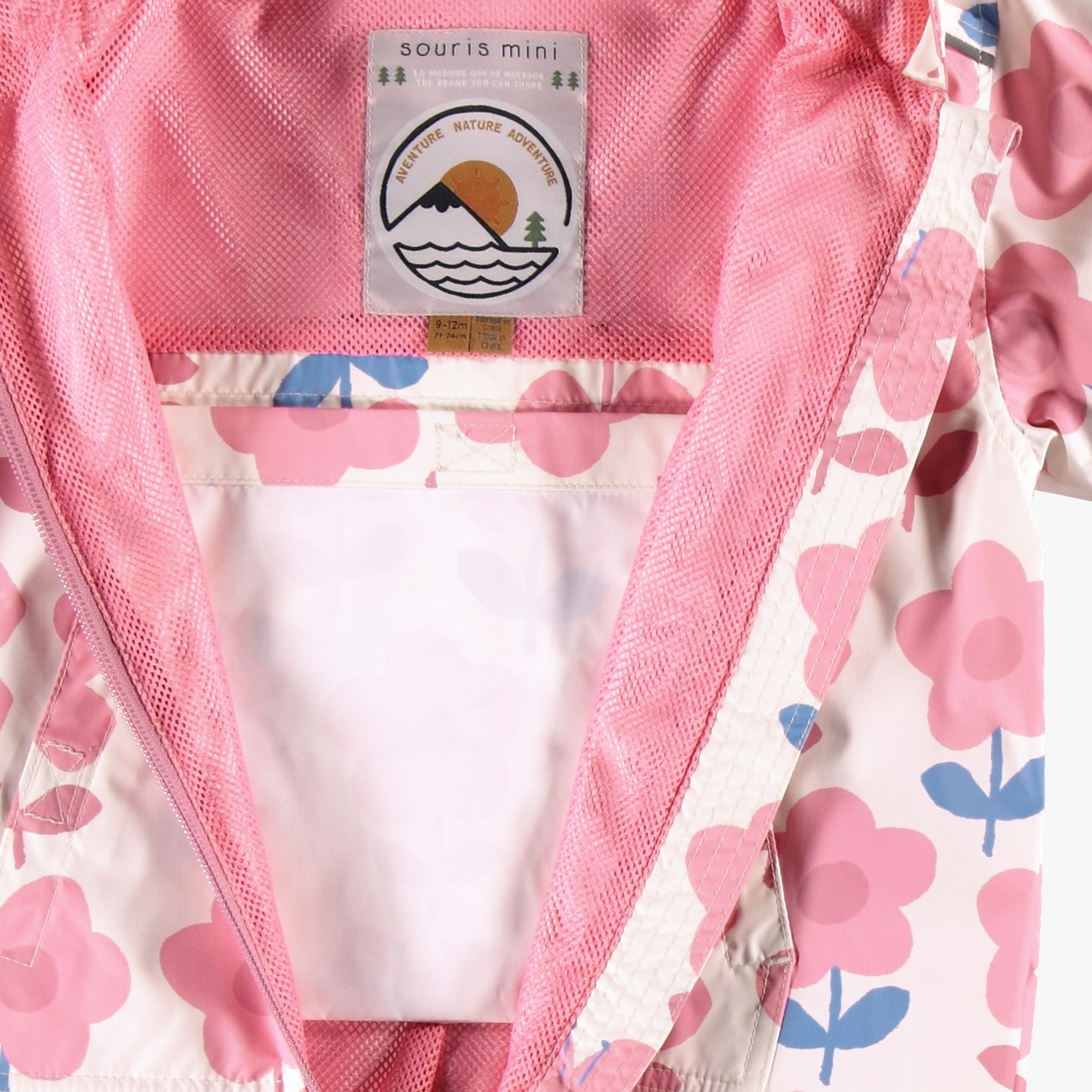 Zoom détails du manteau une pièce crème à motif floral, bébé