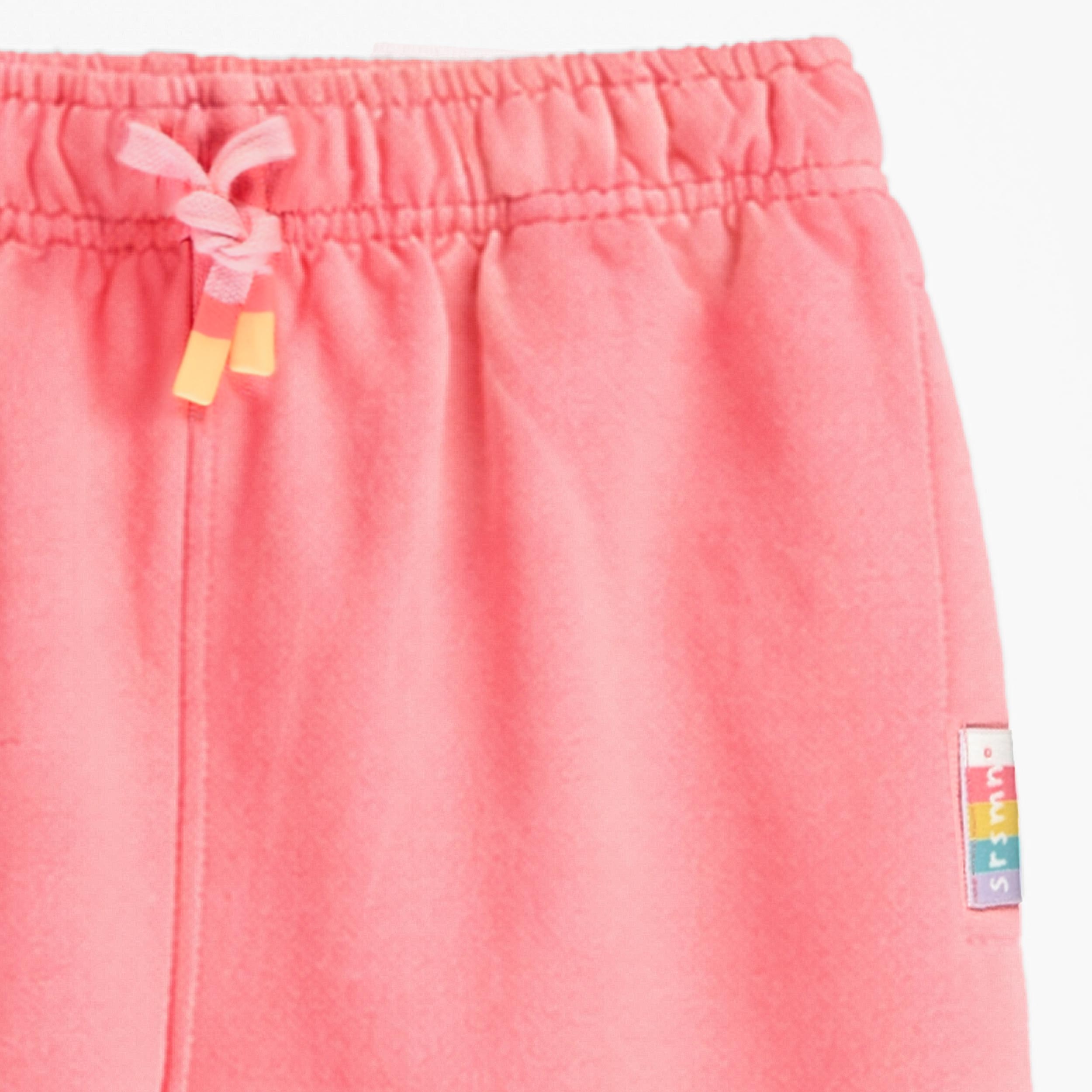 Zoom détails du pantalon rose style jogger, enfant
