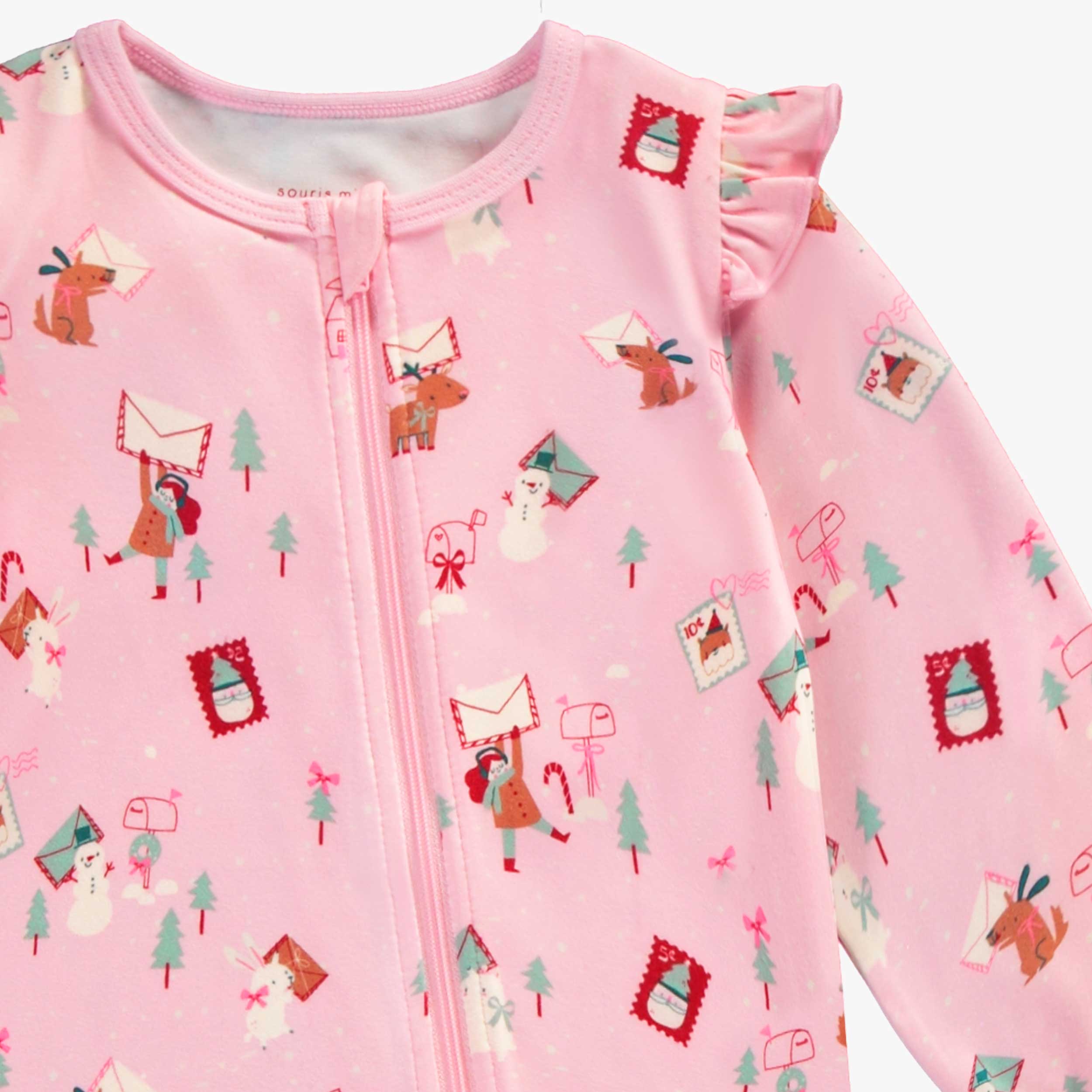 Zoom détails du pyjama une pièce rose à motifs des Fêtes, bébé