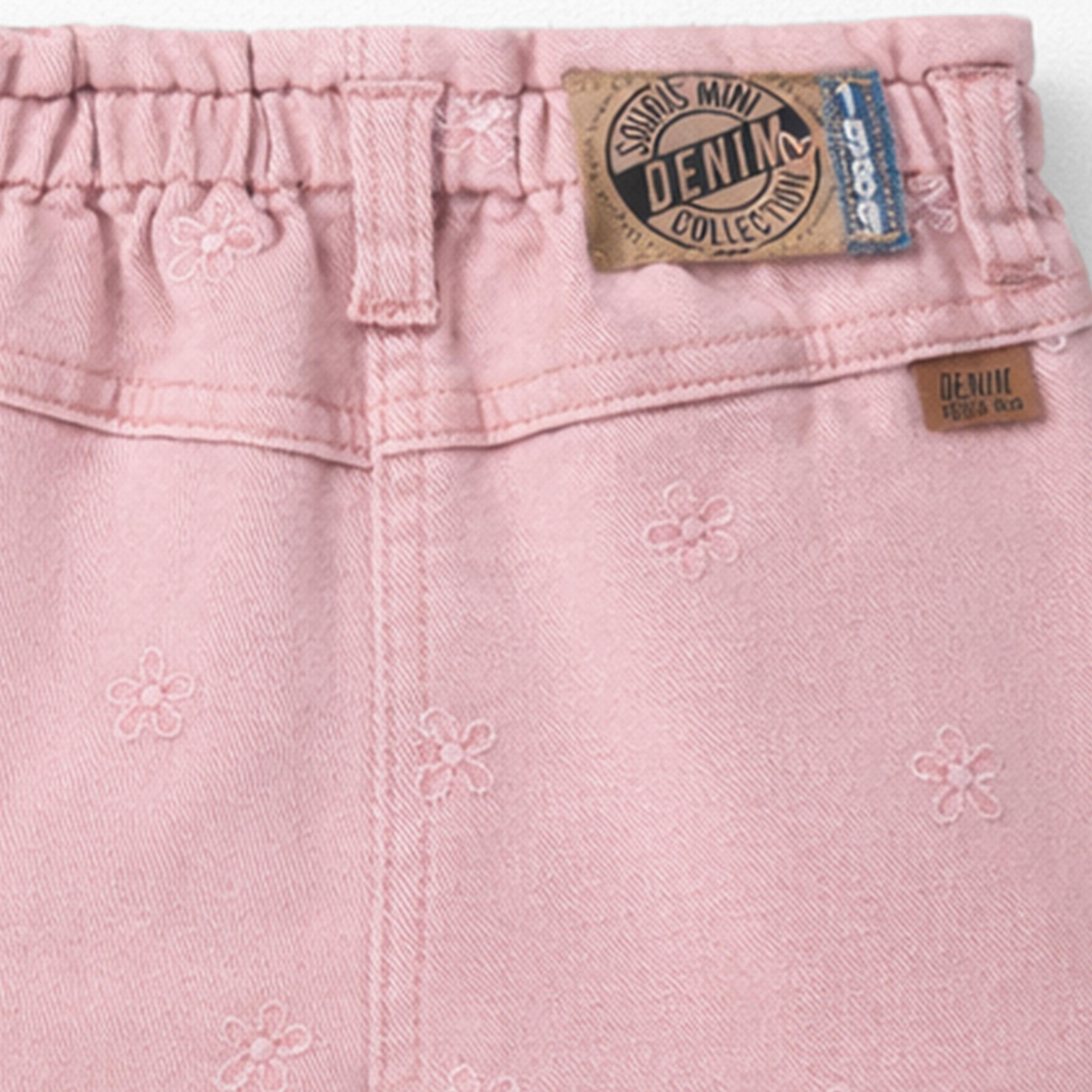 Zoom détails du dos du short rose en denim avec broderies de fleurs, bébé