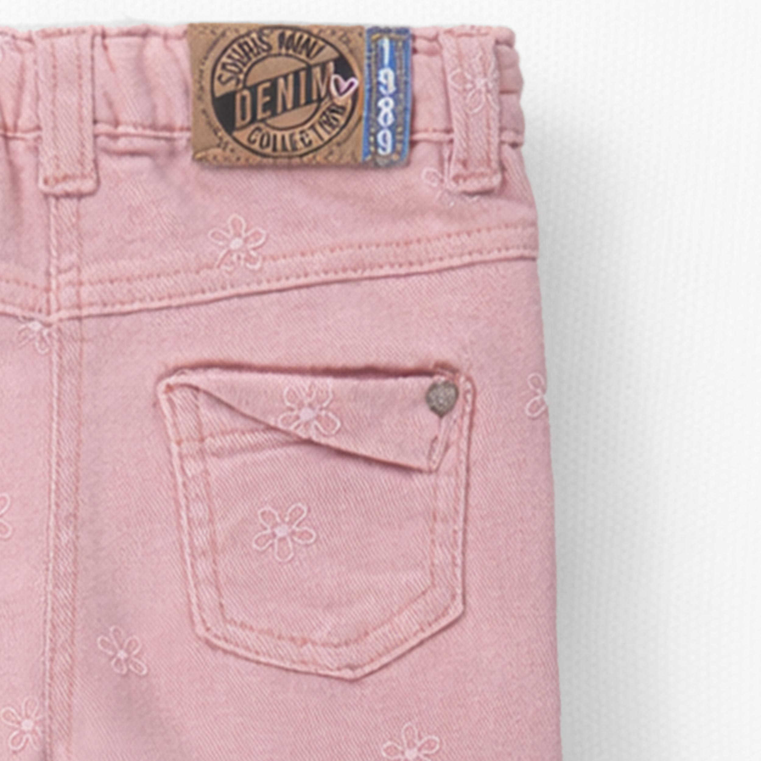 Zoom détails du dos du jean rose avec broderies de fleurs, bébé