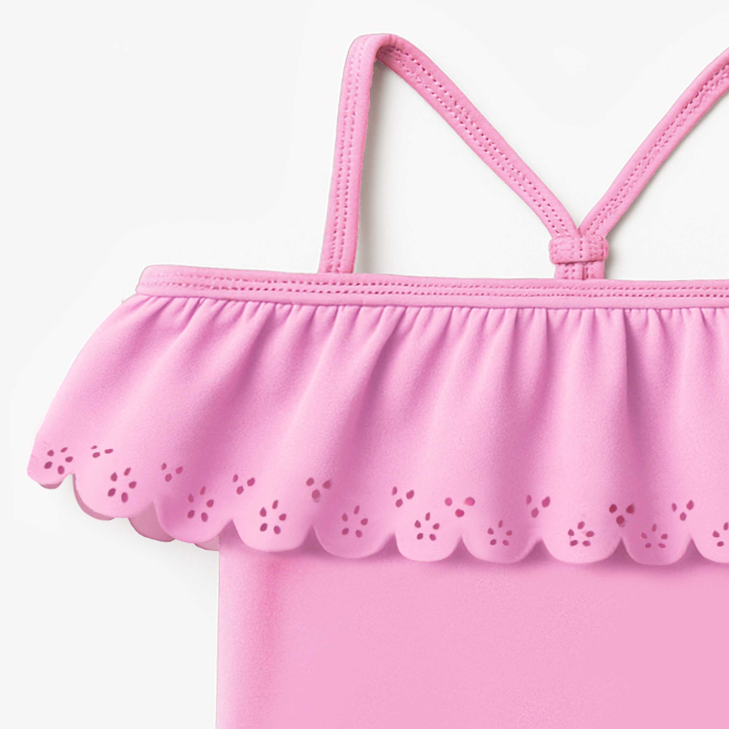Zoom détails du maillot de bain une pièce mauve avec volant, enfant 
