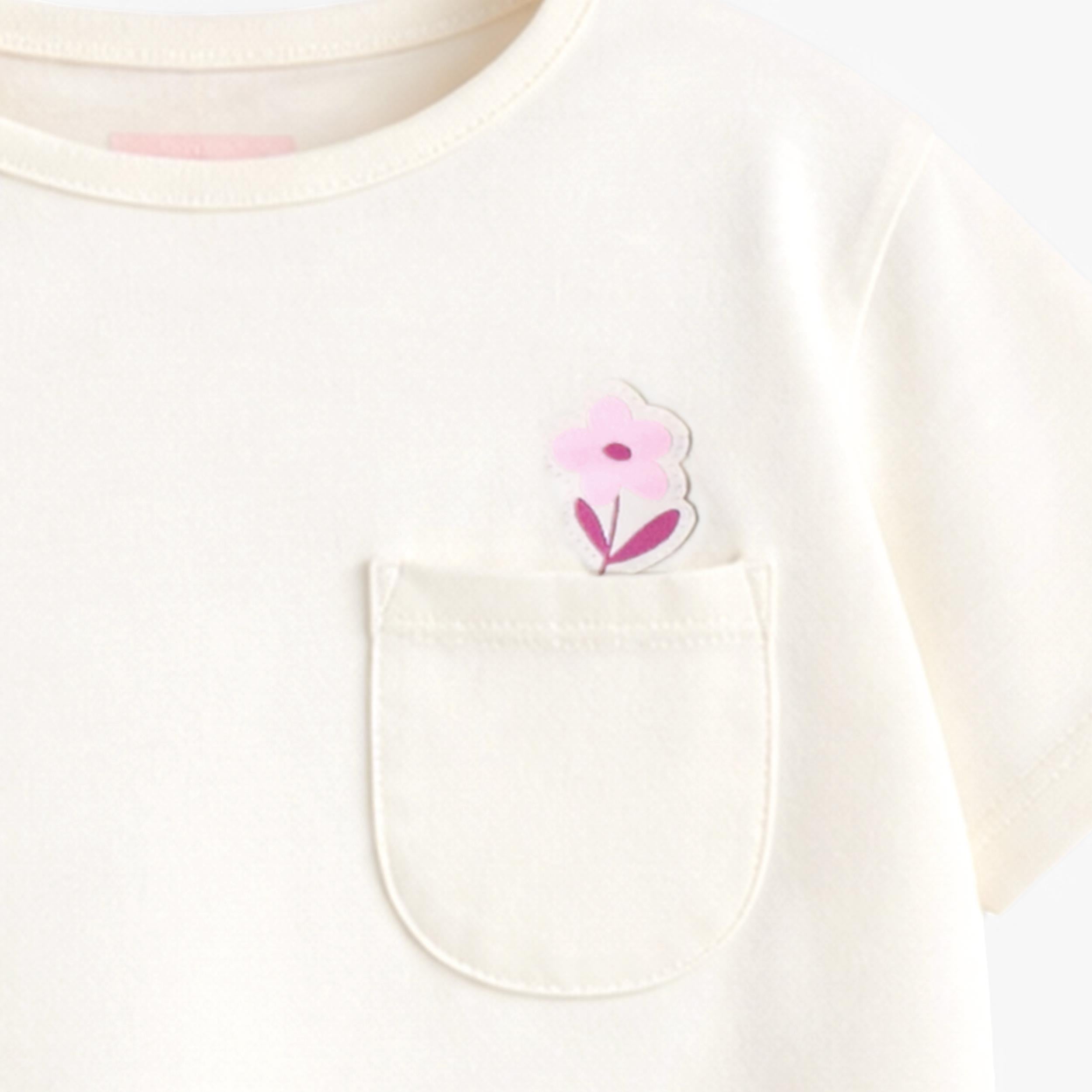 Zoom imprimé détails poche avant du t-shirt crème avec illustration au dos, enfant