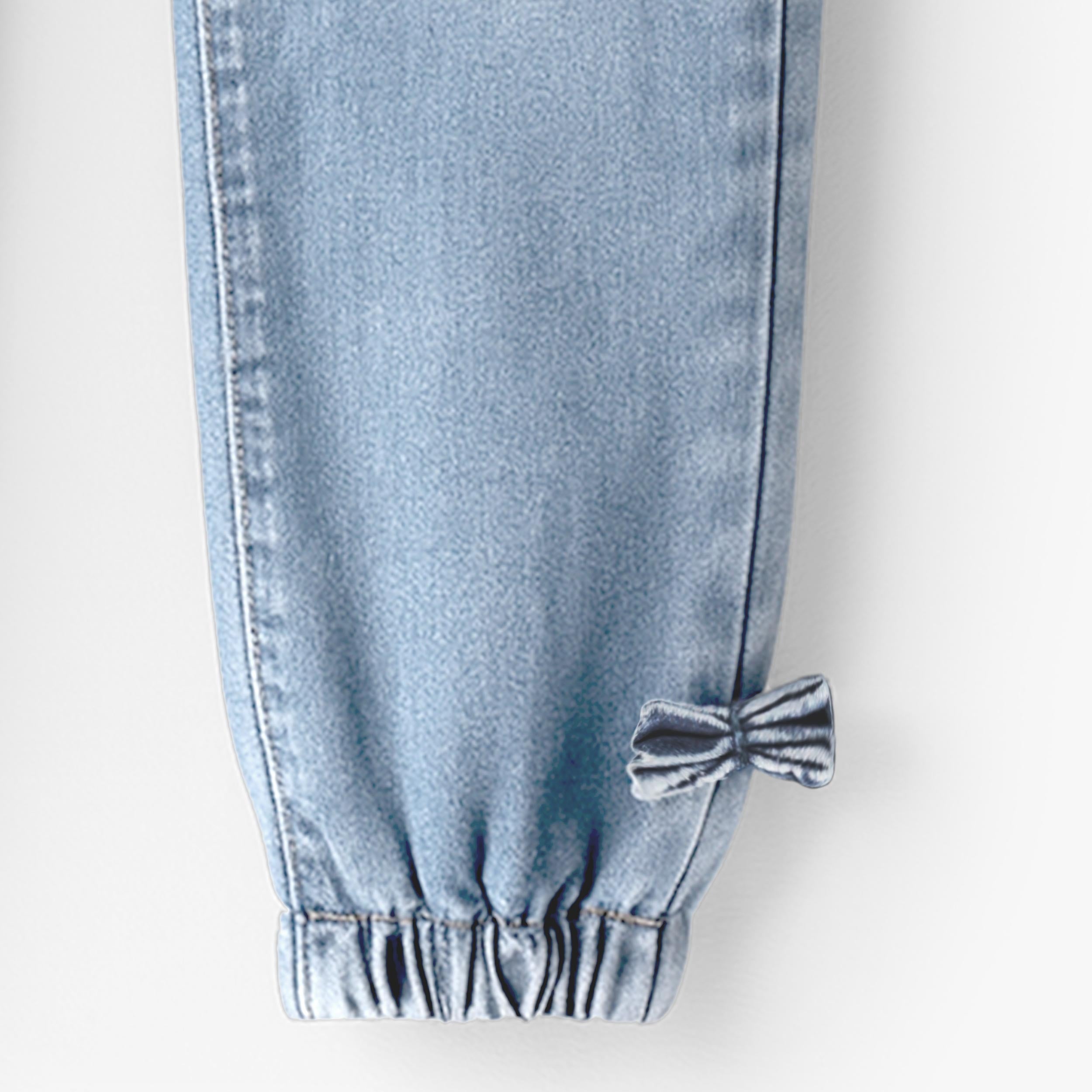 Zoom du ourlet de la jambe du jean bleu style jogger, enfant