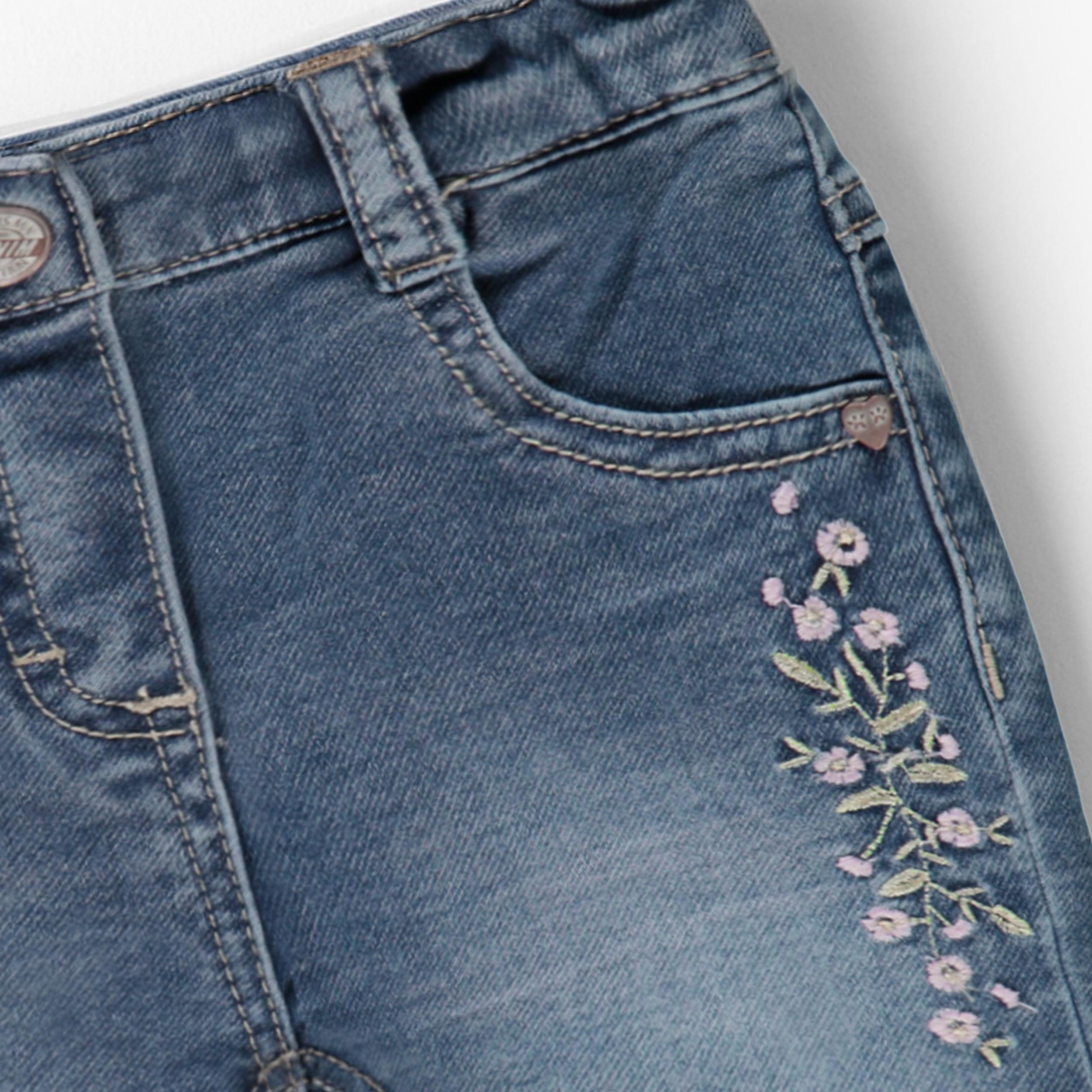 Zoom détails du jean bleu avec broderies florales, bébé 