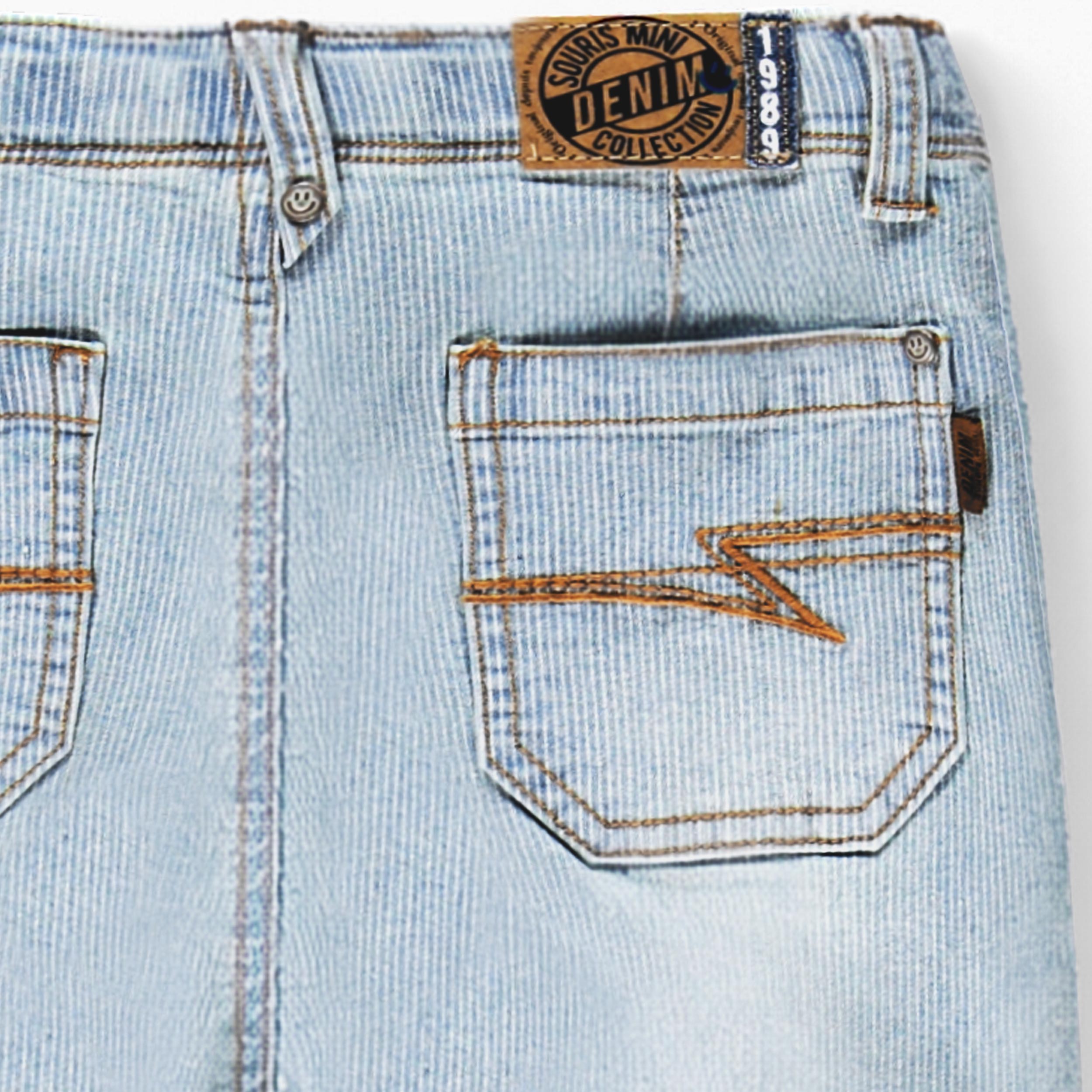 Zoom détails de la poche arrière du jean bleu pâle à rayures, enfant