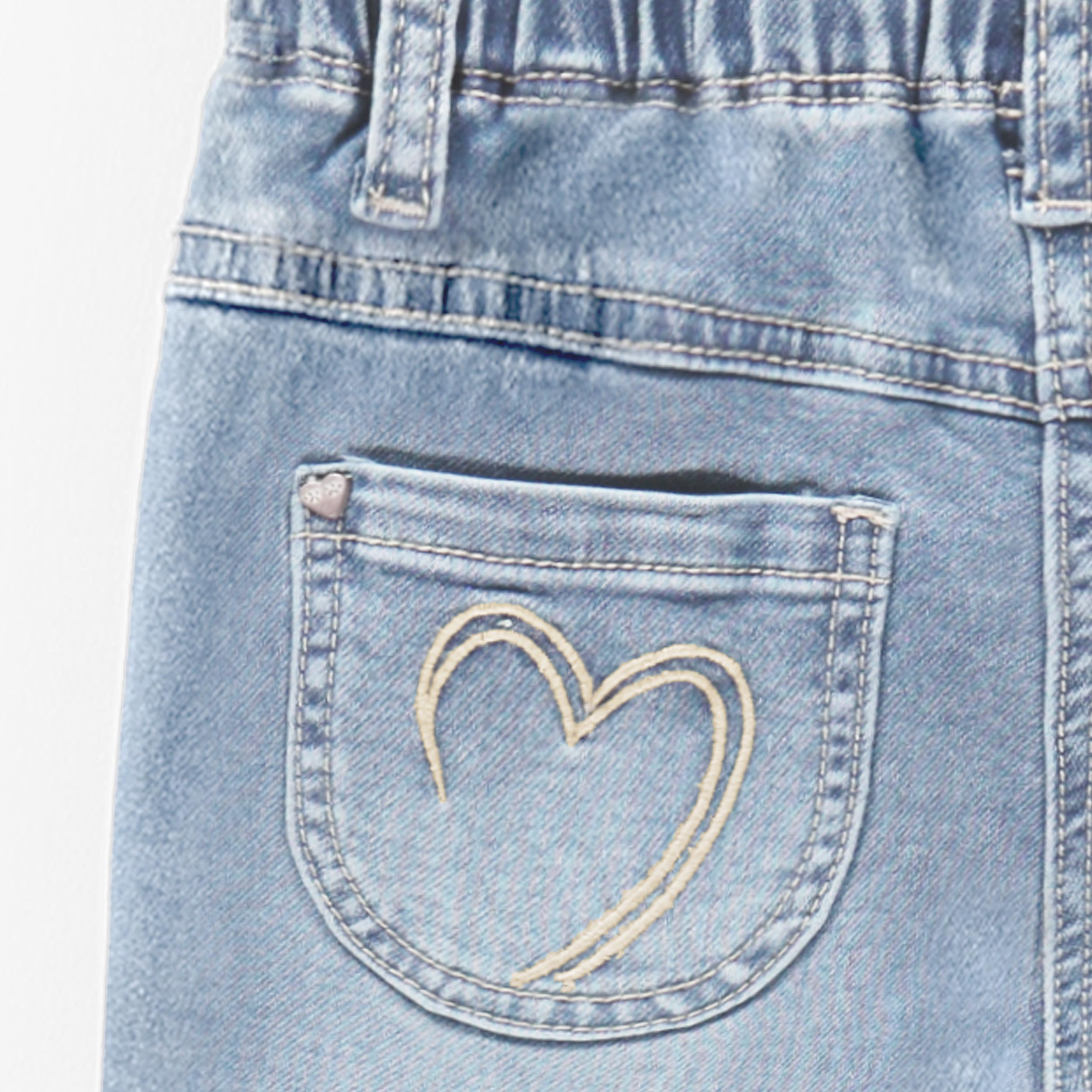 Zoom de la poche arrière du Jean bleu style jogger, enfant