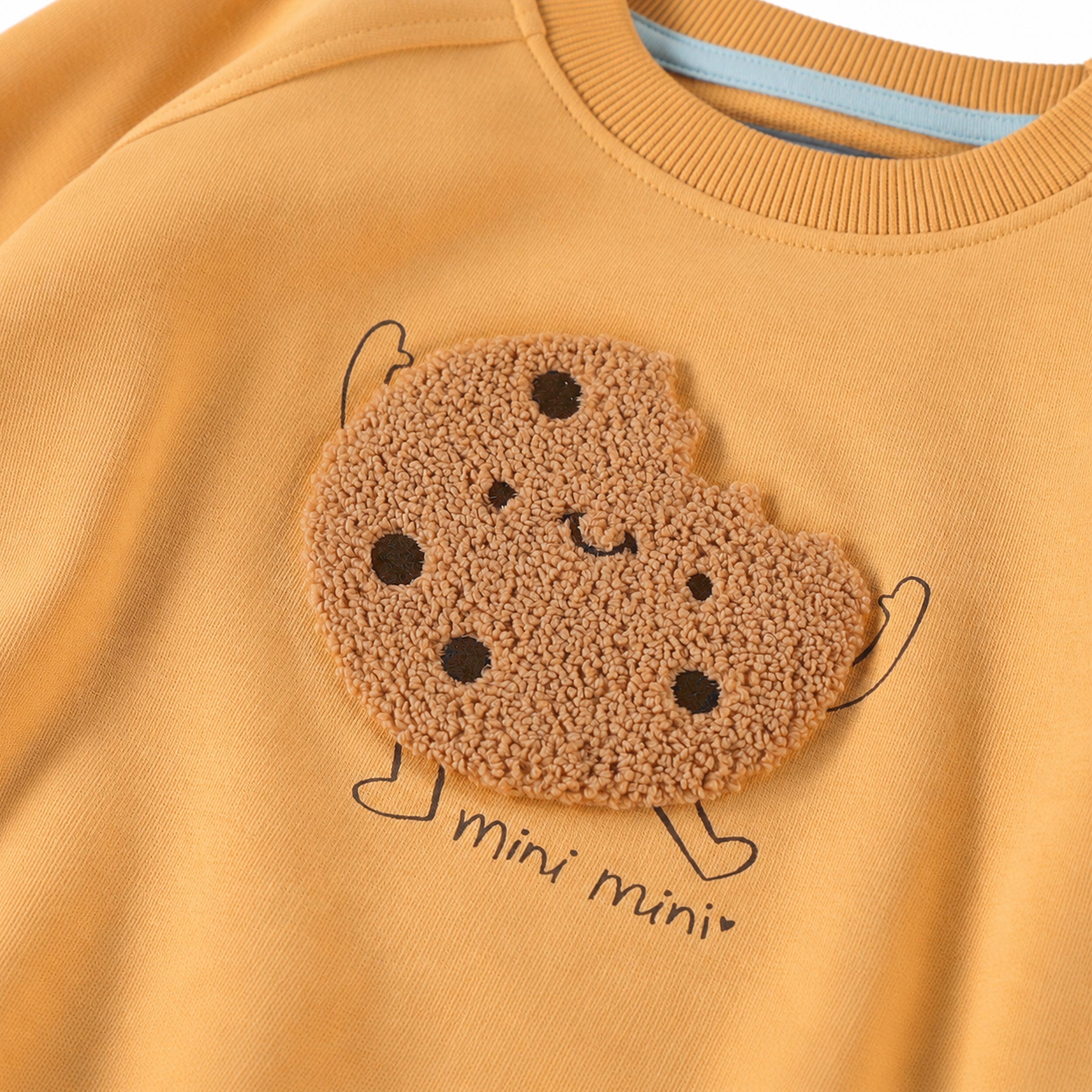 Zoom détails du chandail jaune ocre en coton français, bébé 