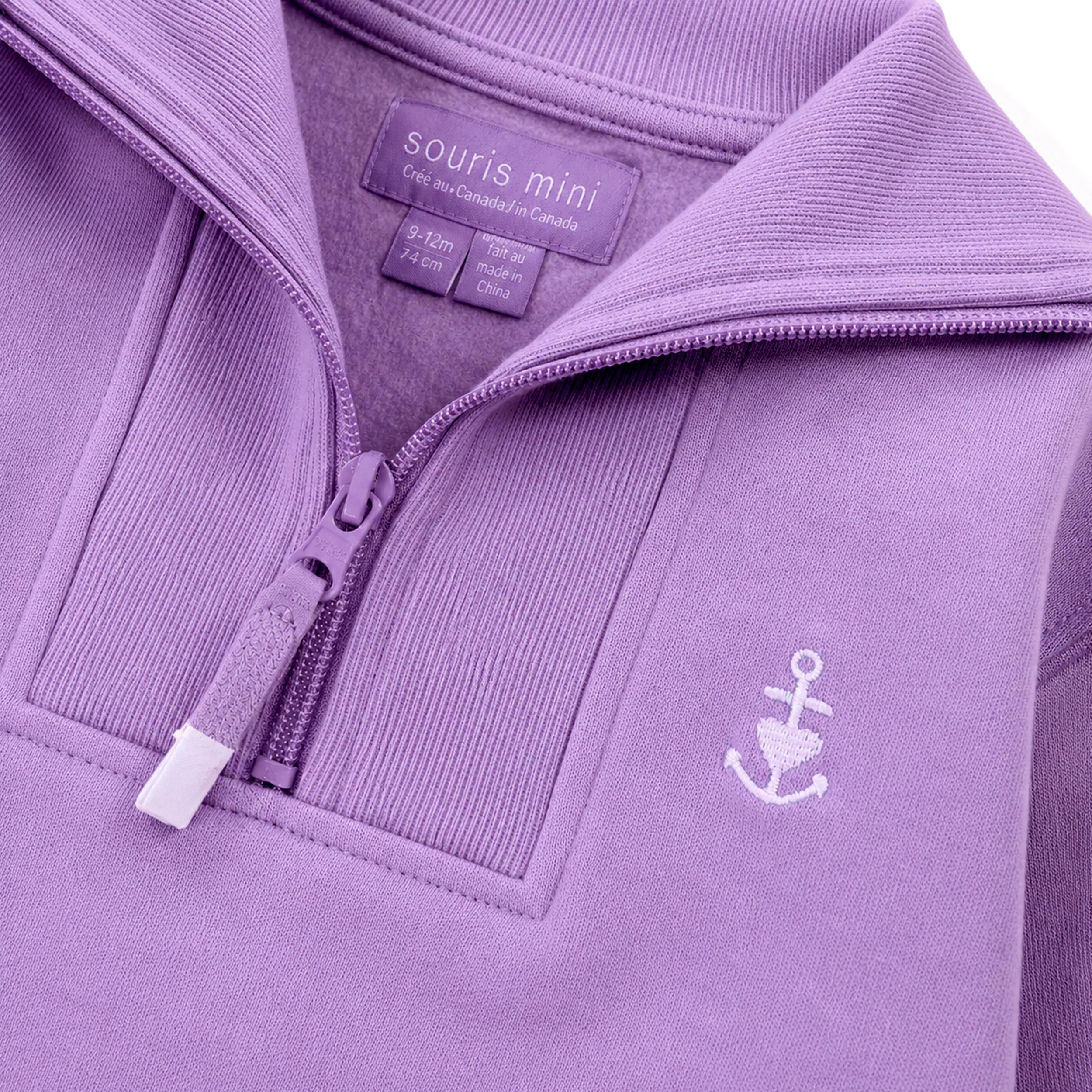 Zoom détails du chandail mauve zippé, bébé
