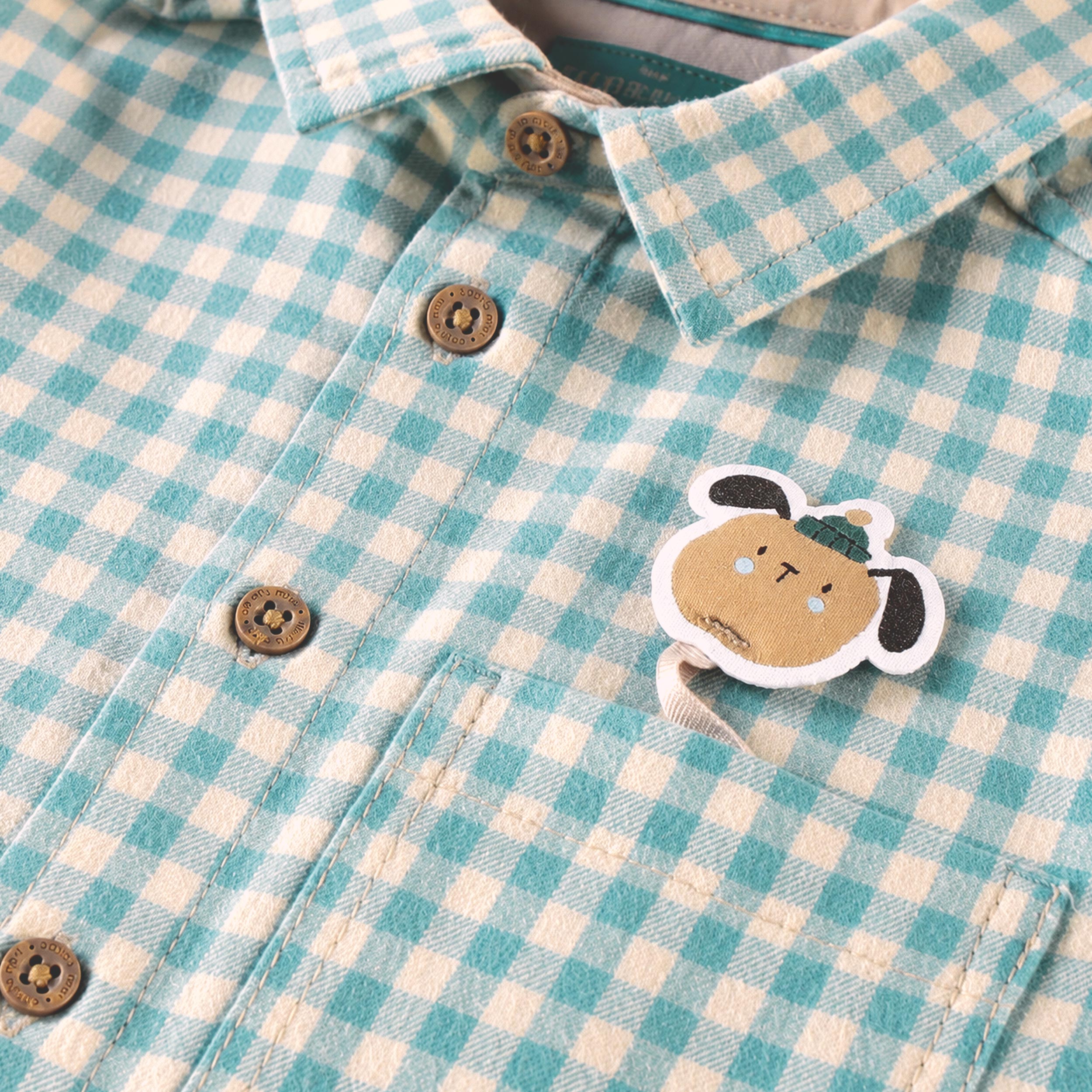 Zoom de la chemise bleue à carreaux en flanelle brossée, bébé 