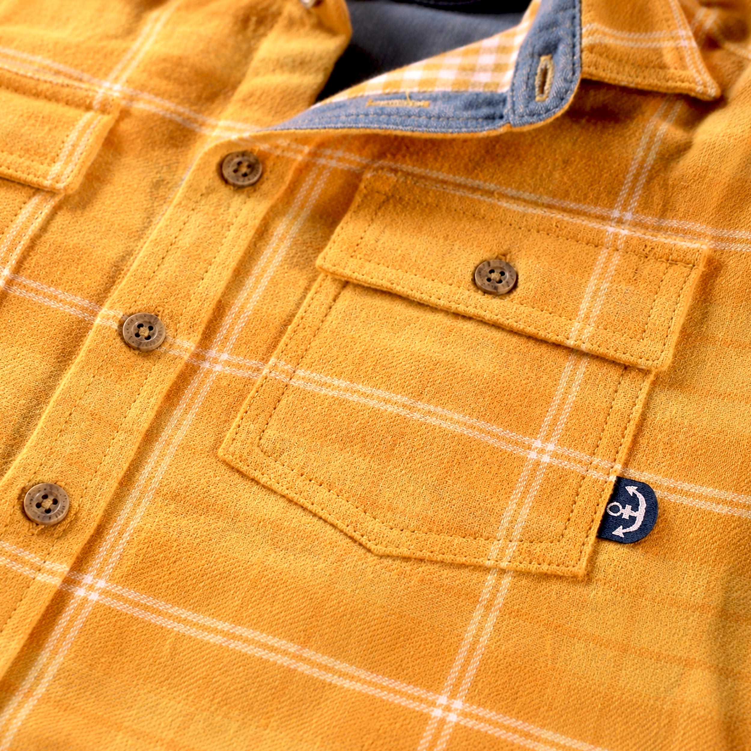 Zoom details de la chemise jaune moutarde à carreaux, enfant 