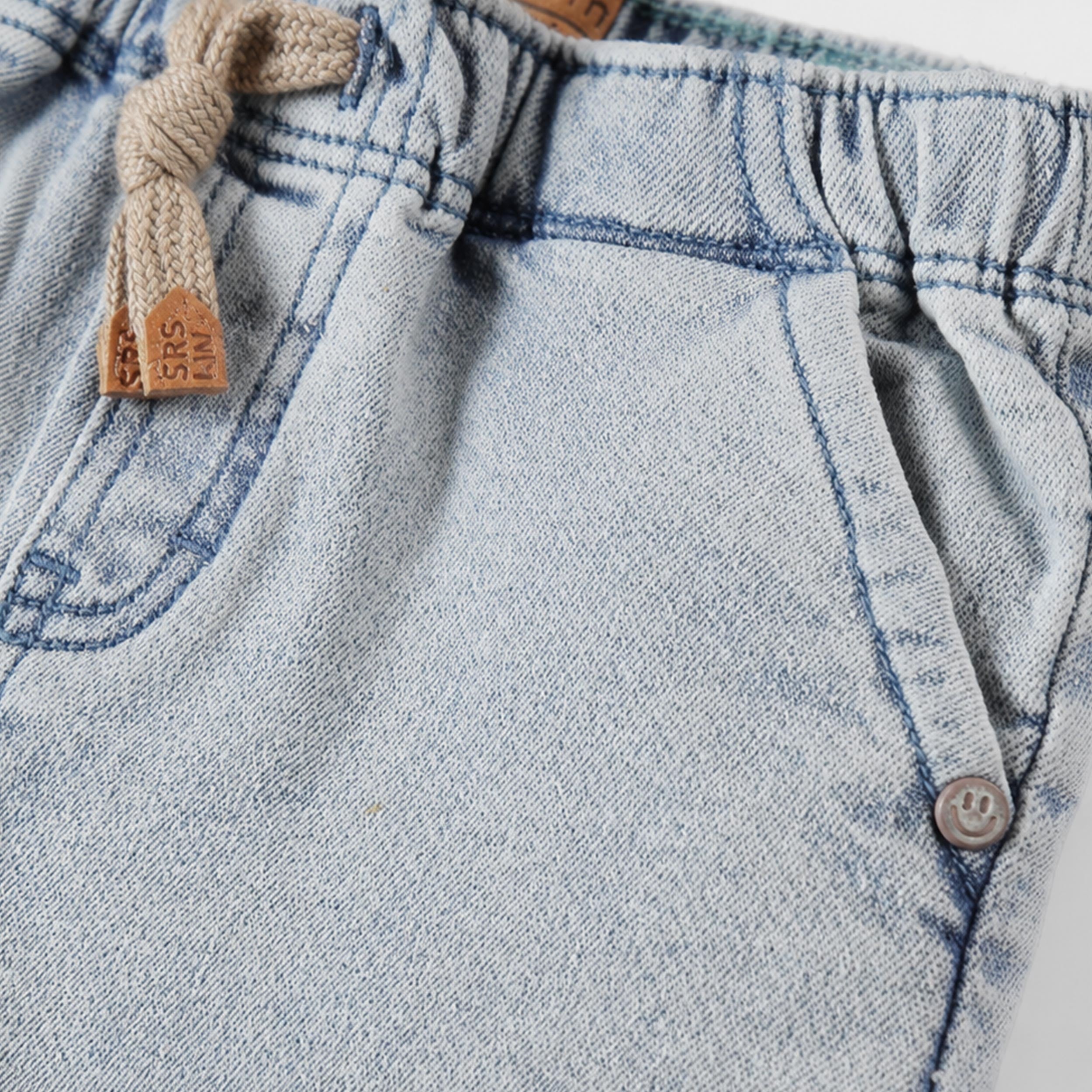 Zoom du denim bleu pâle, bébé 