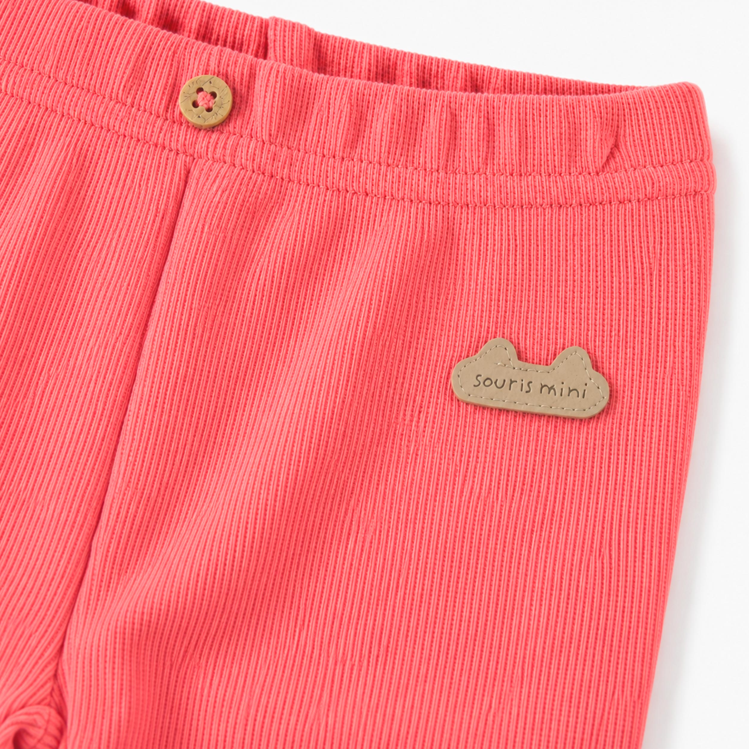 Gros plan du legging côtelé rose corail, layette