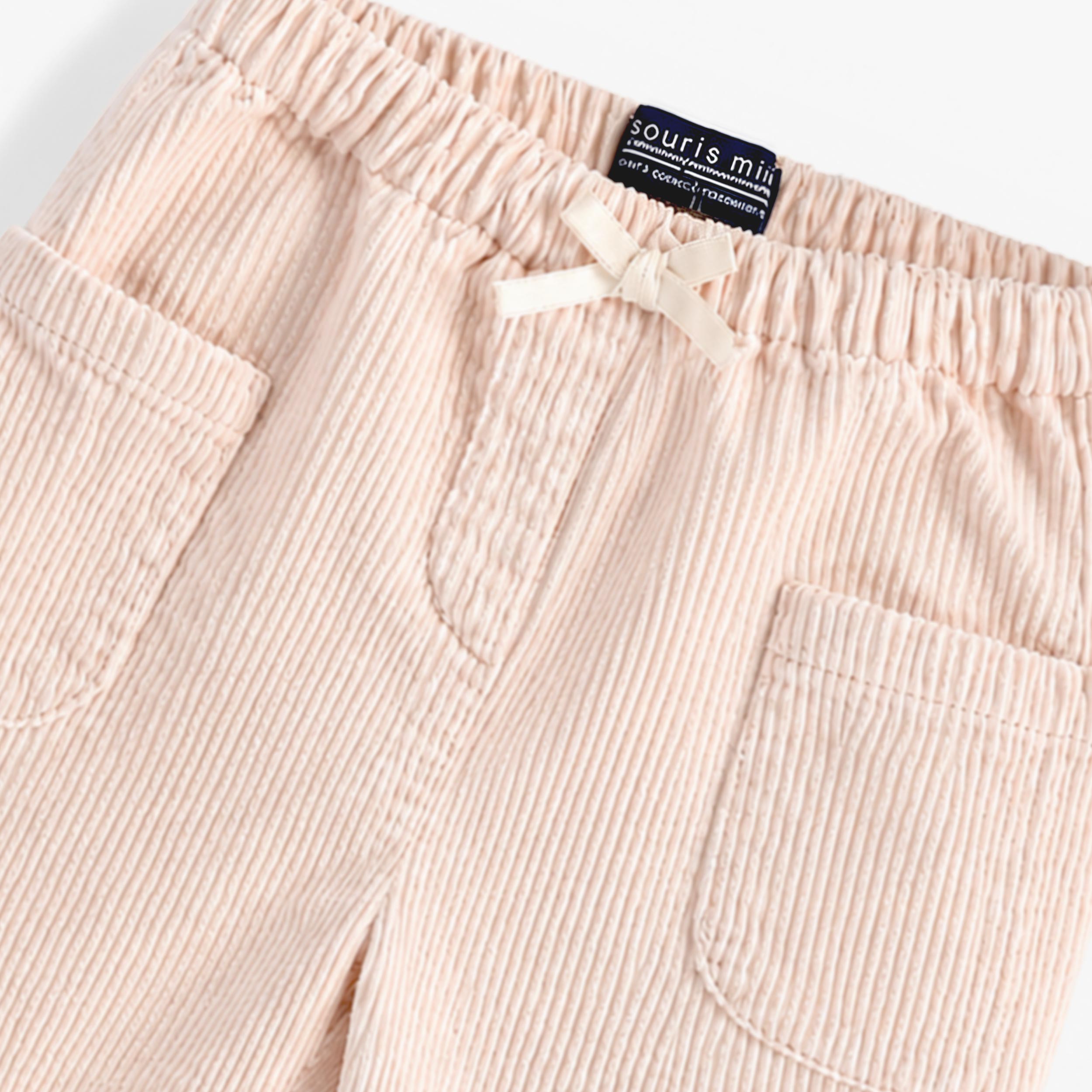 Zoom du pantalon en velours côtelé creme bébé, bébé
