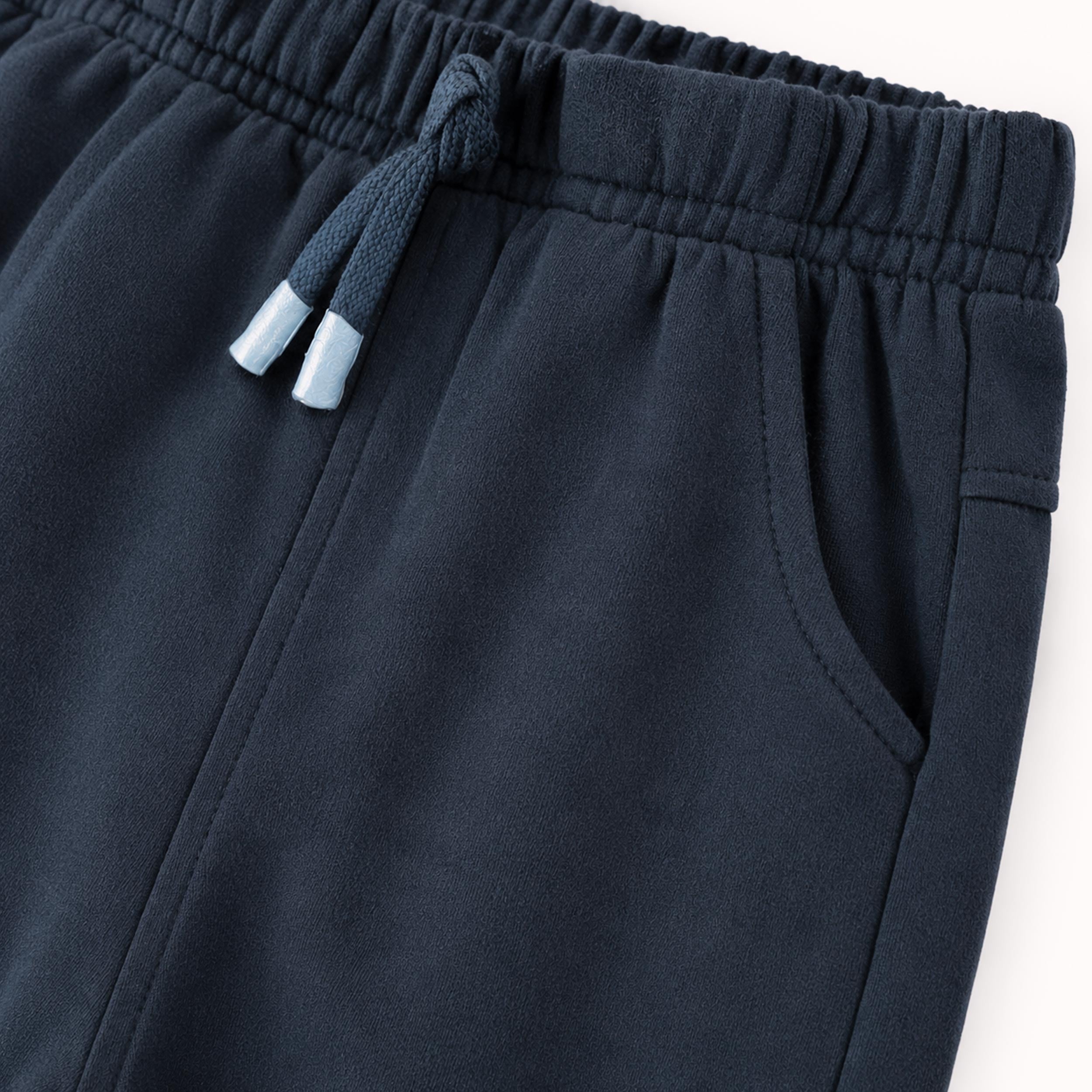 Zoom détails du pantalon bleu foncé style jogger, bébé -