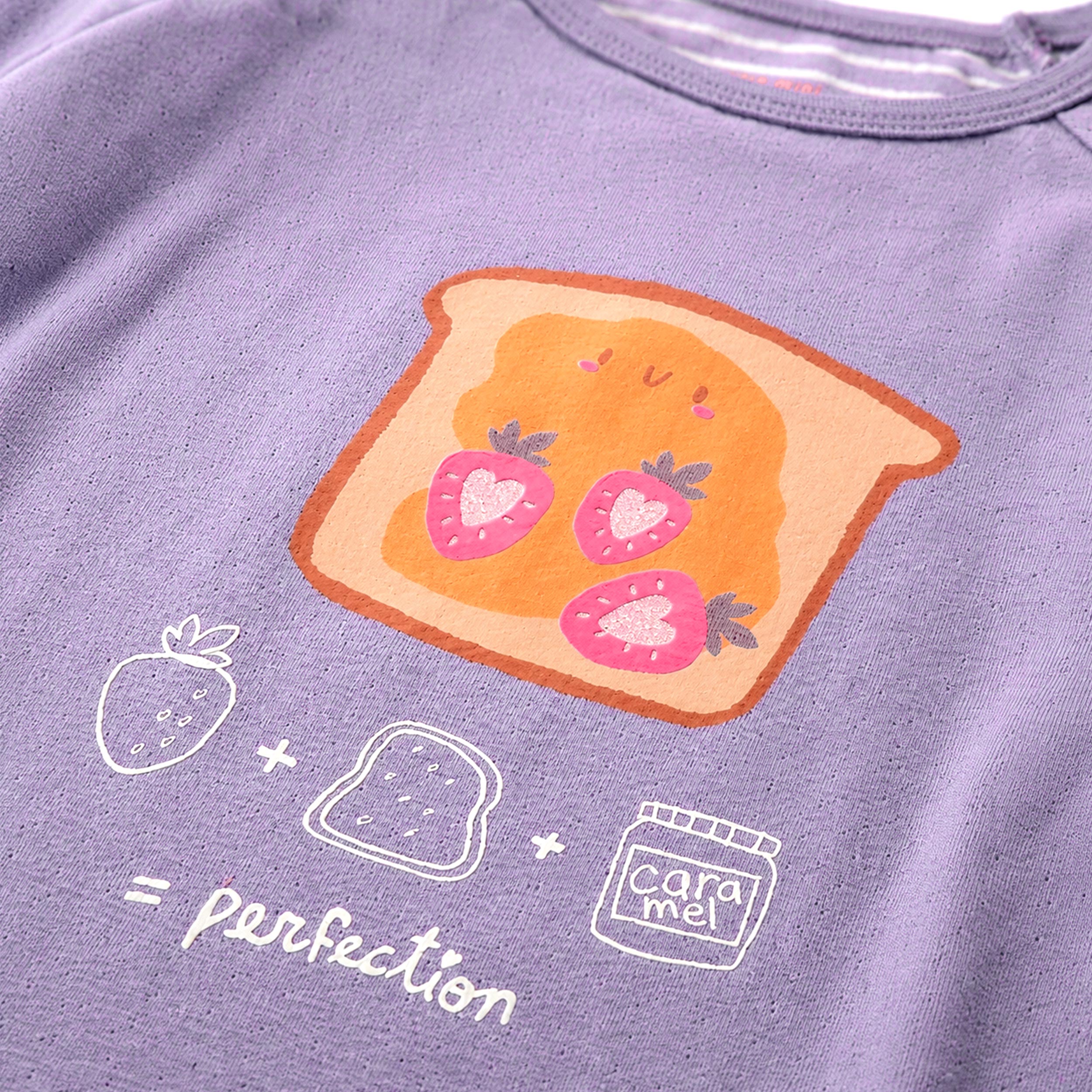 Zoom illustration du pyjama deux pièces mauve à illustration de tartine, enfant 
