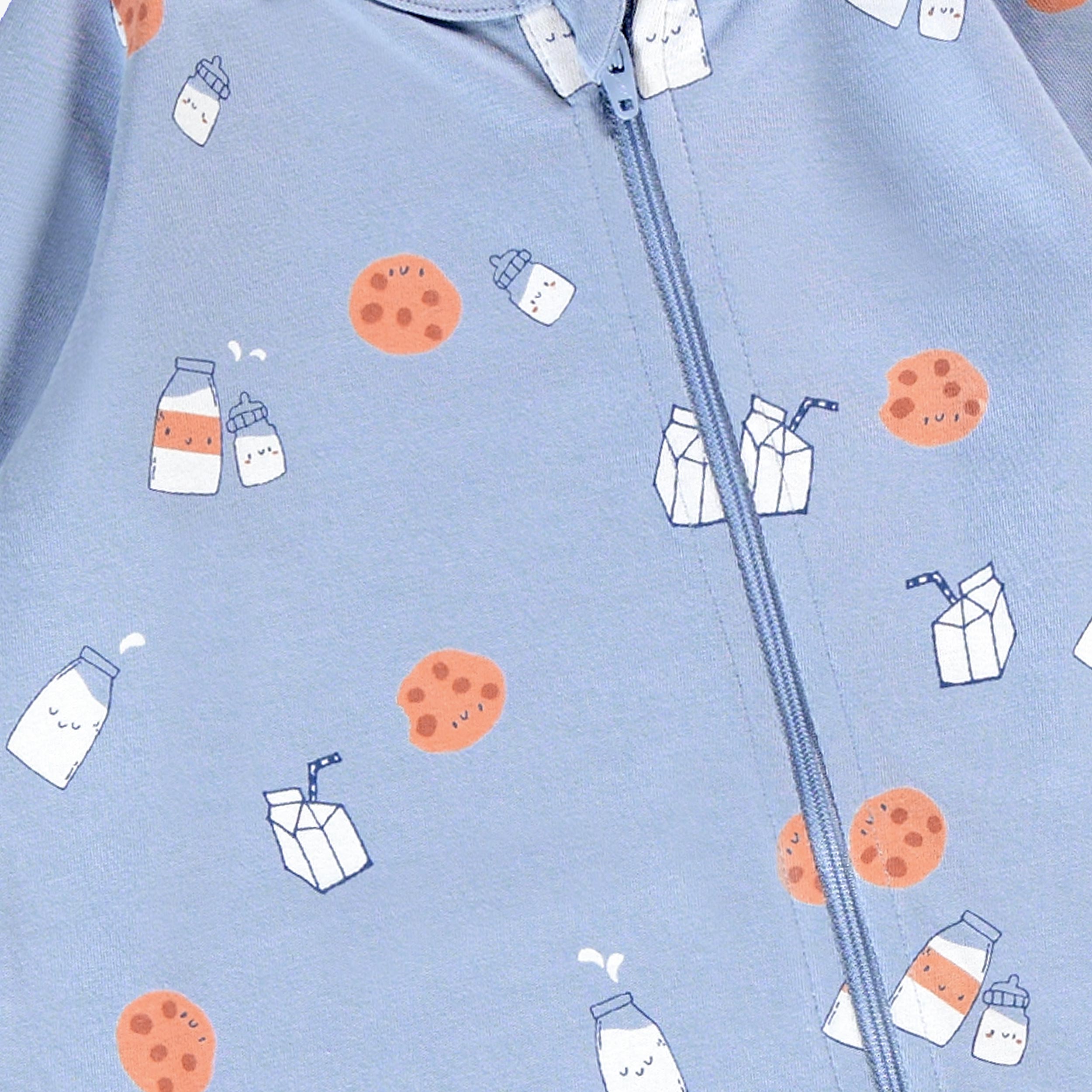 Zoom détails du pyjama une pièce bleu à petits motifs, bébé 