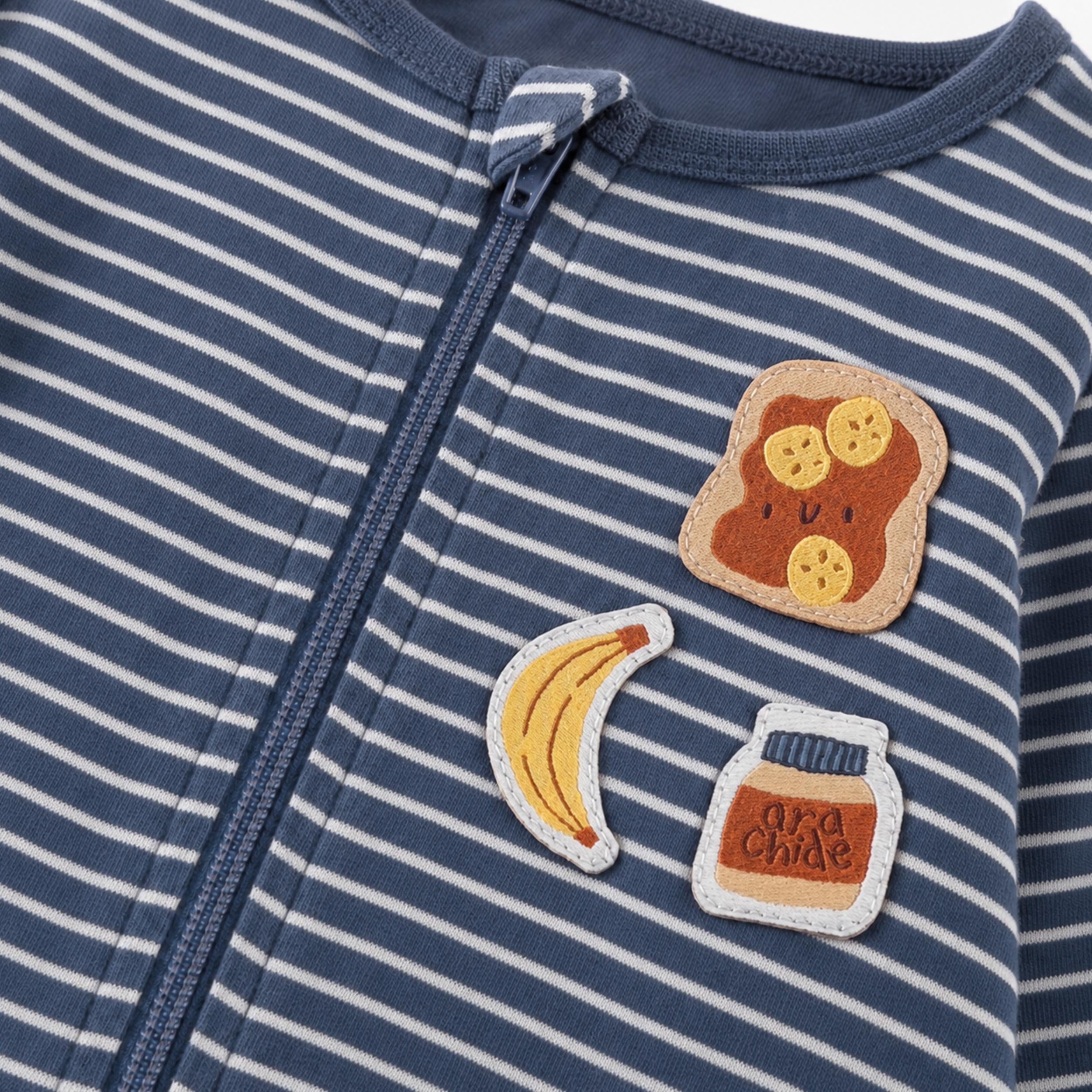 Zoom détails du pyjama une pièce bleu à rayures, bébé 