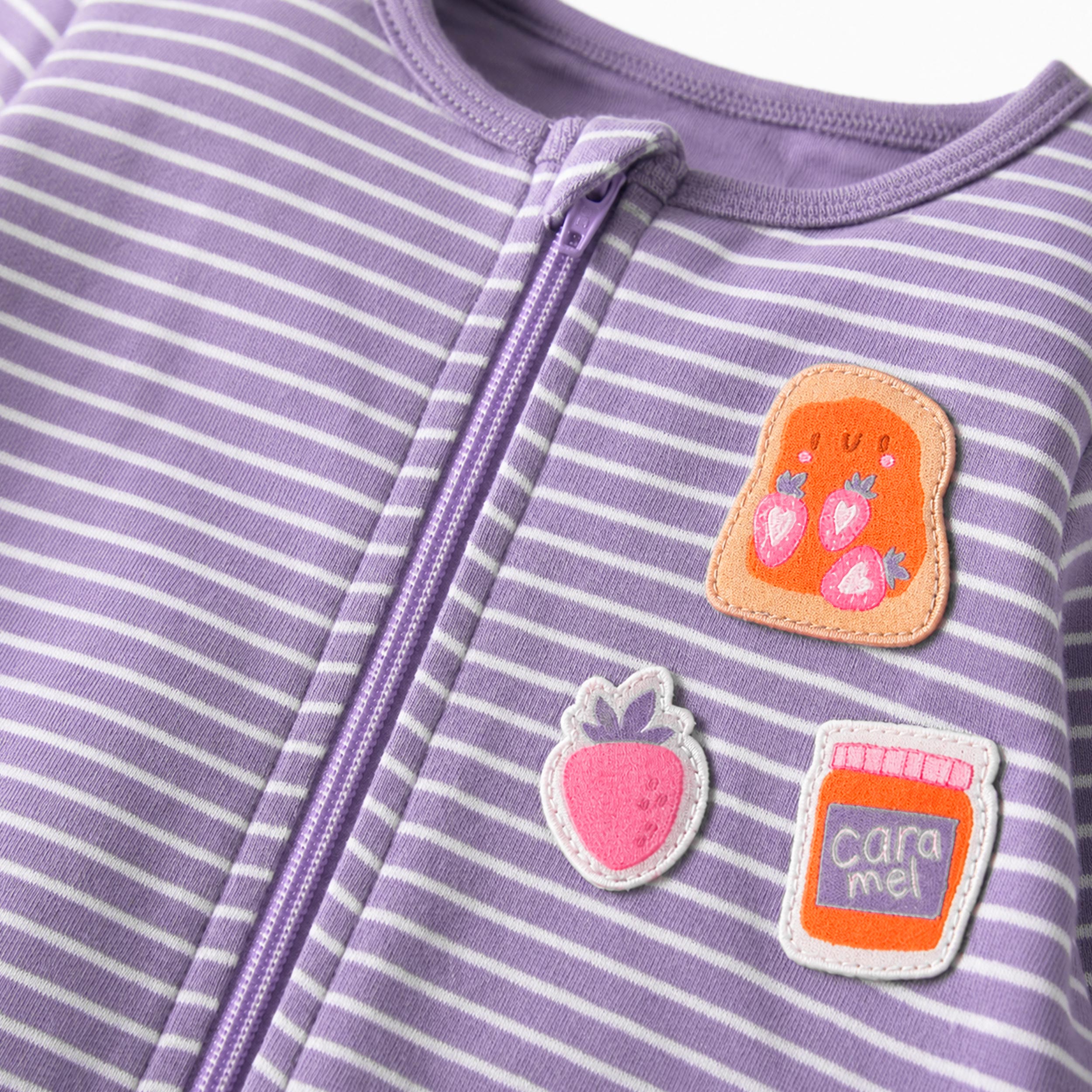 Zoom détail du pyjama une pièce mauve à rayures, bébé