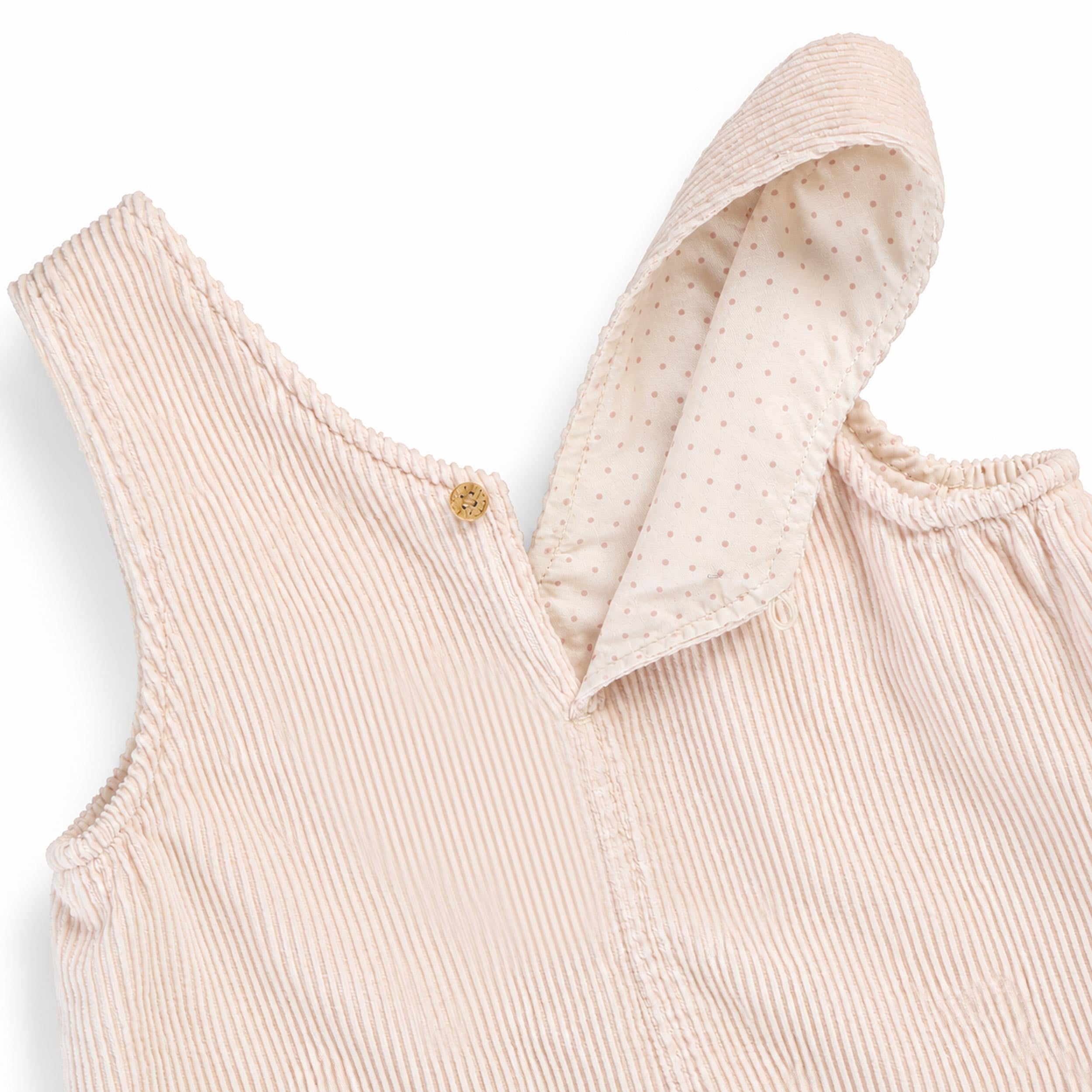 Zoom de la robe jumper en velours côtelé rose à poches cœur, bébé