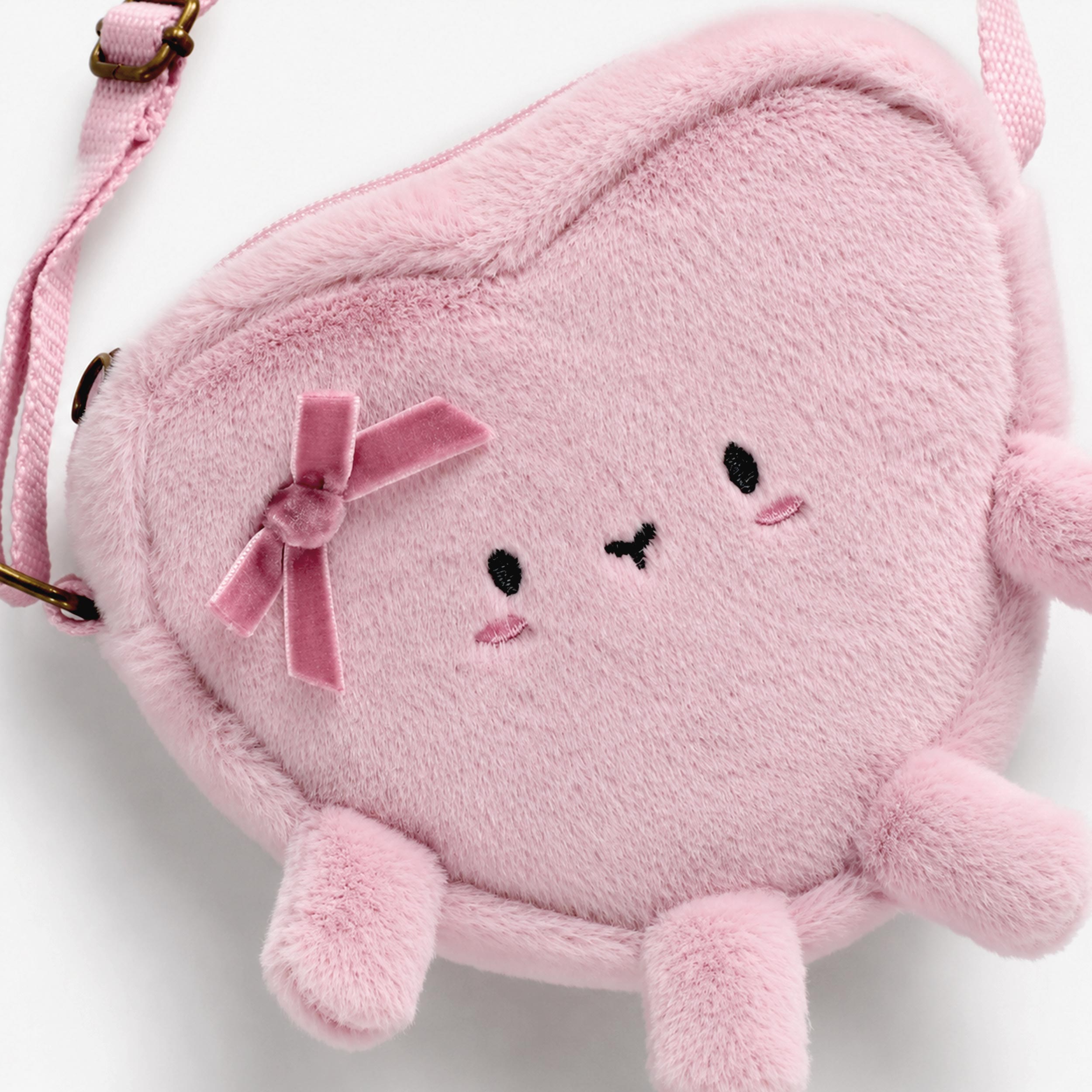 Zoom du sac porte-feuille mauve en forme de cœur, enfant 