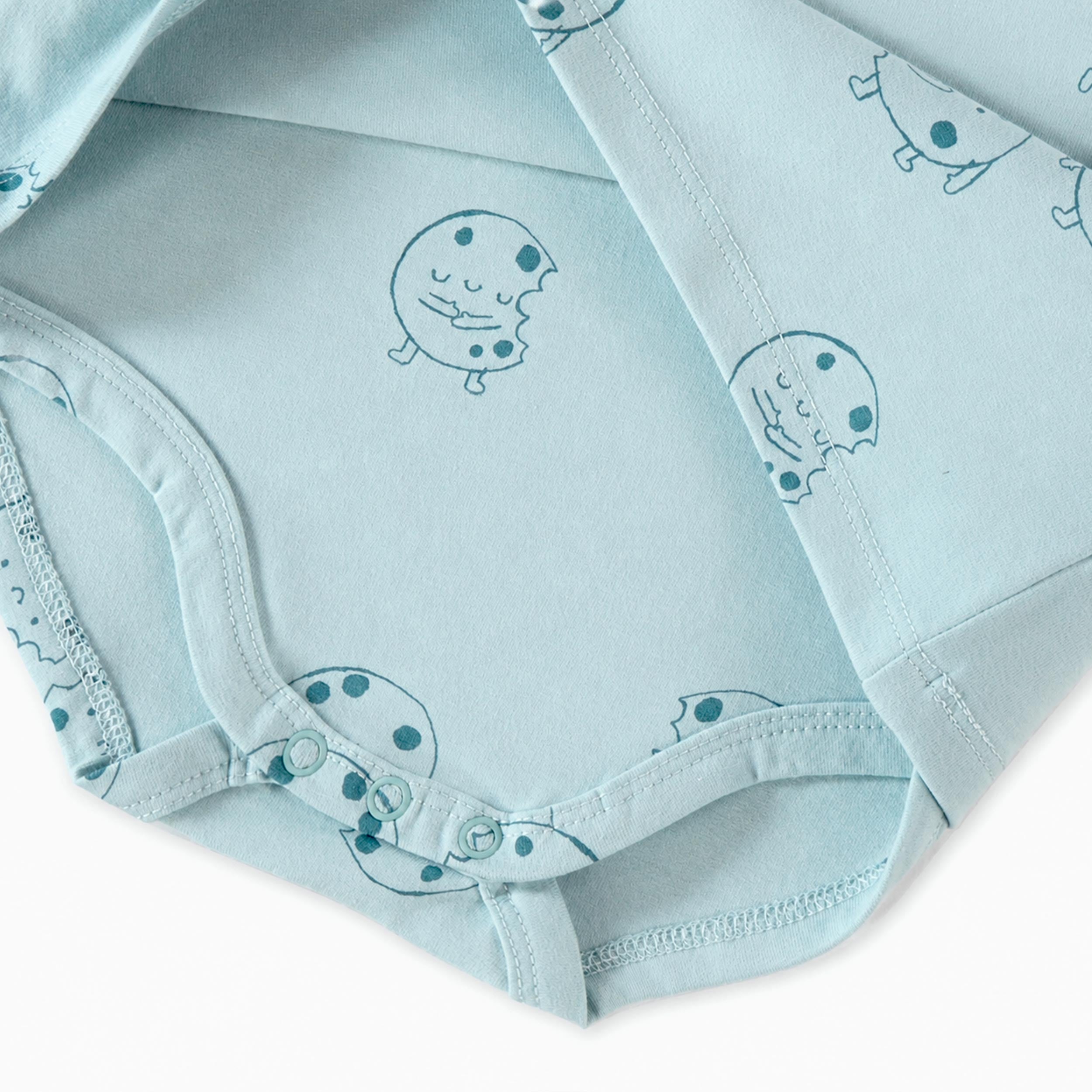 Zoom détails du T-shirt cache-couche bleu à imprimés, bébé 