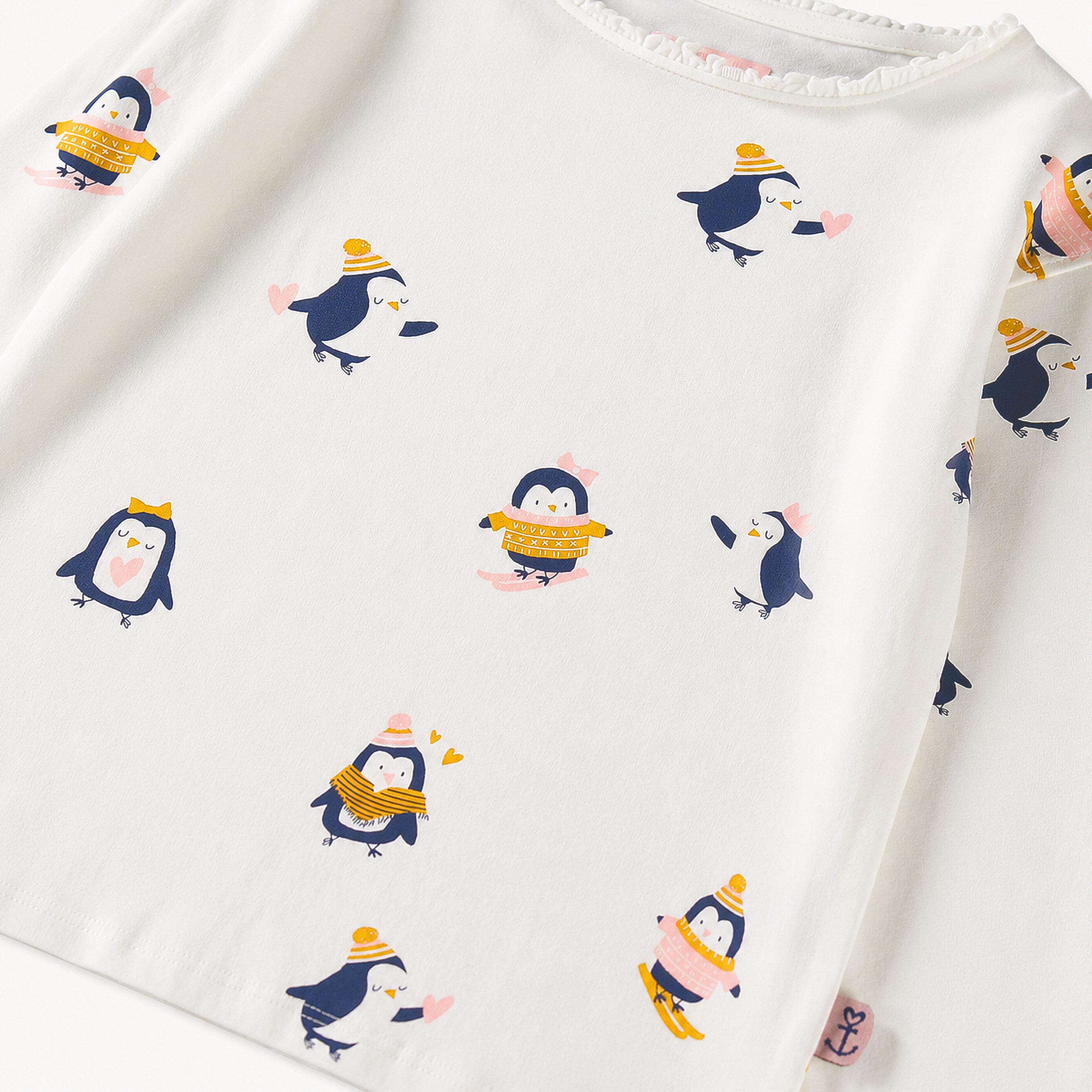 Zoom details du T-shirt crème à imprimé de pingouins, enfant 