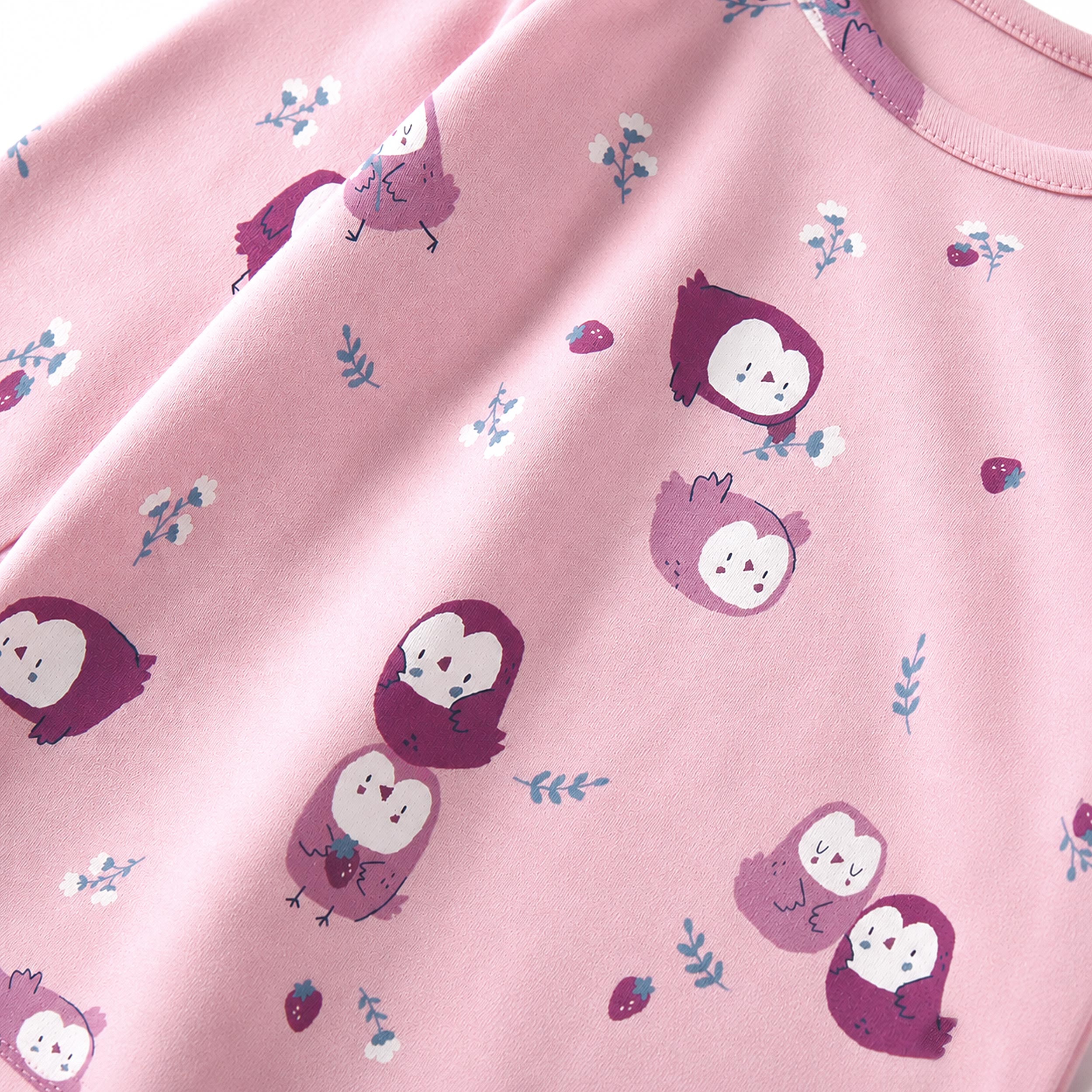 Zoom détails du T-shirt mauve à imprimé de chouettes, bébé