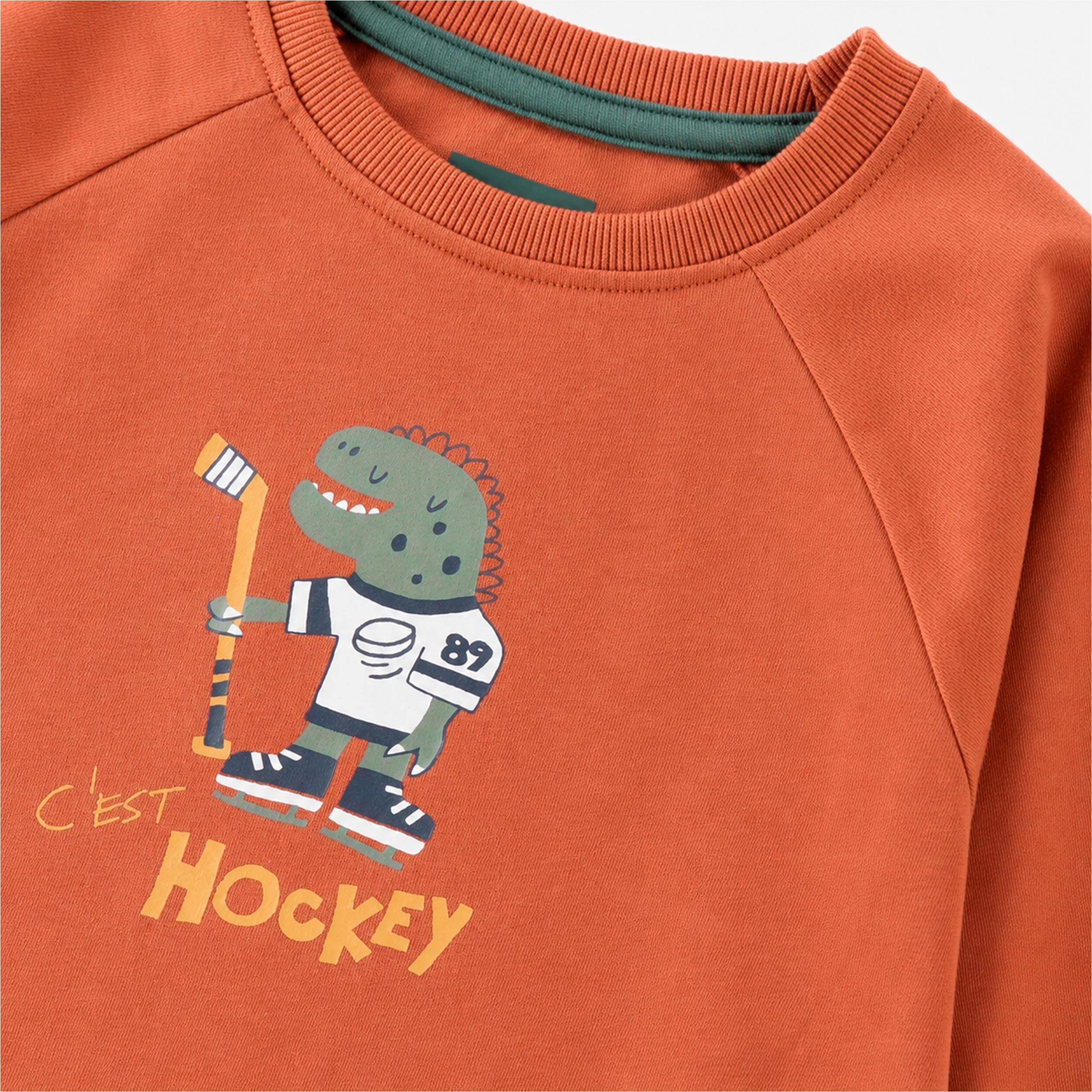 Zoom détails du T-shirt orange à illustration de hockey, enfant