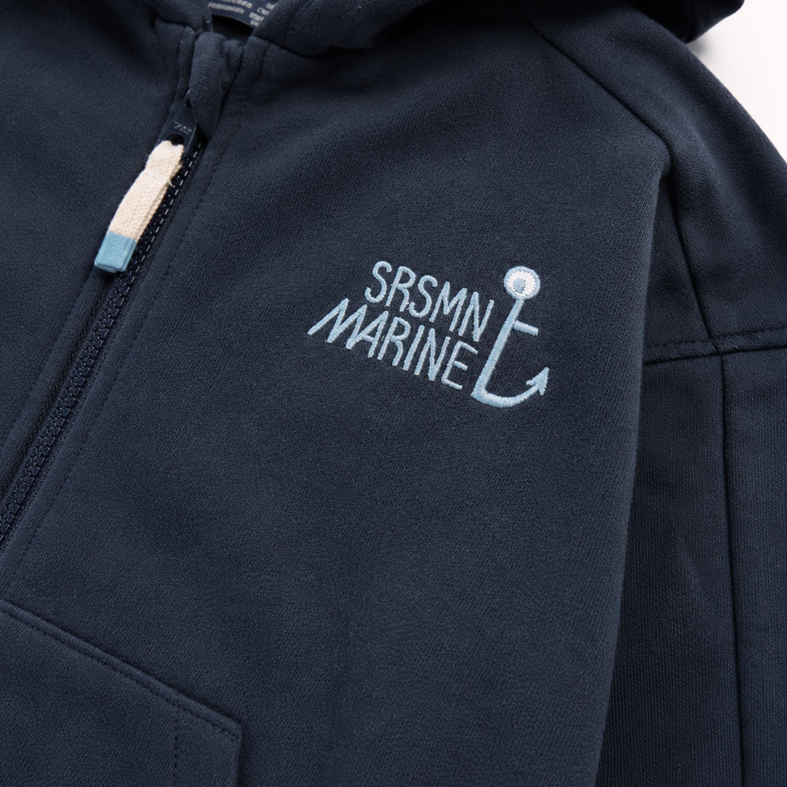 Zoom détails de la veste bleu foncé, enfant 