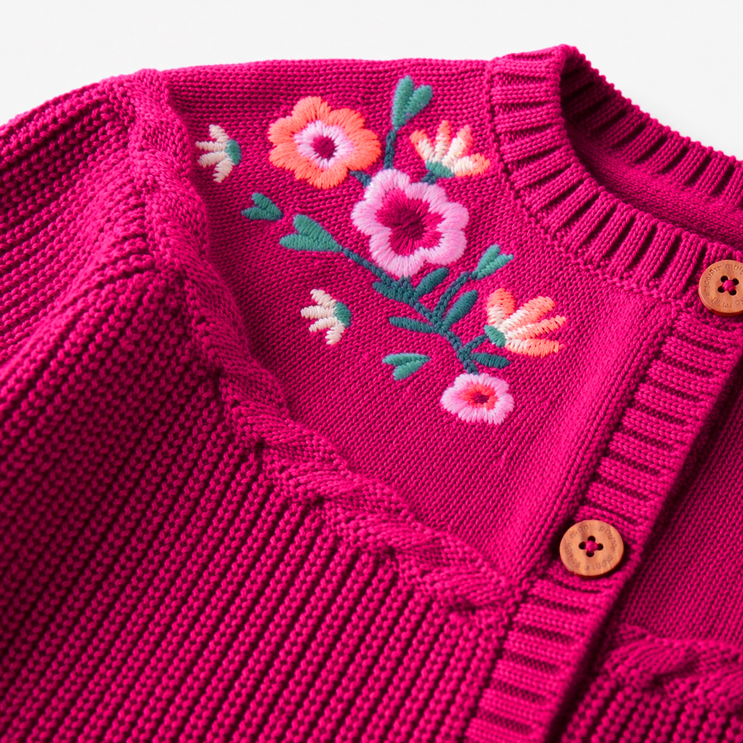 Zoom de la veste de maille rose framboise brodée, enfant 