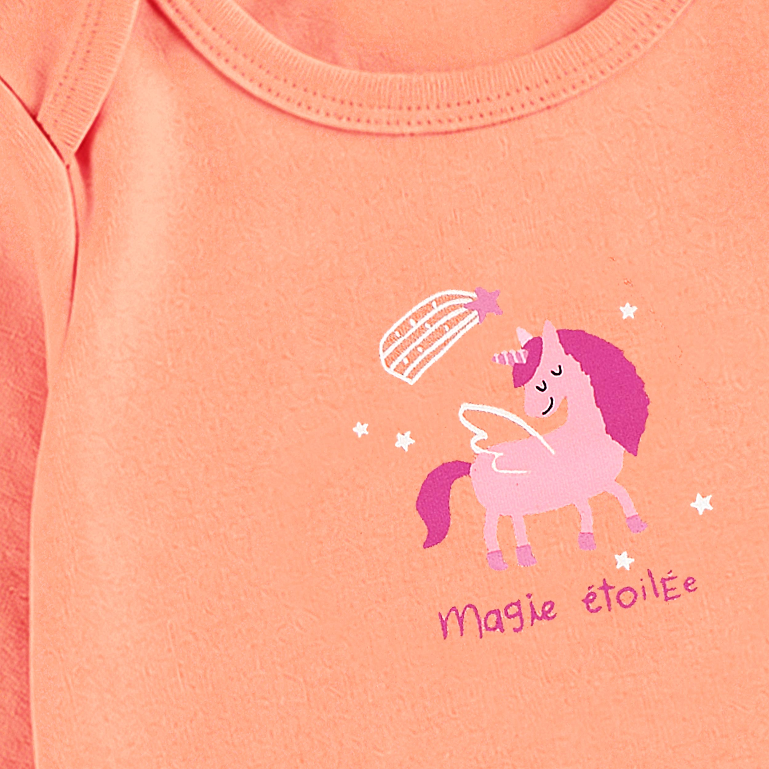 Zoom du cache-couche corail à illustration de licorne, bébé 