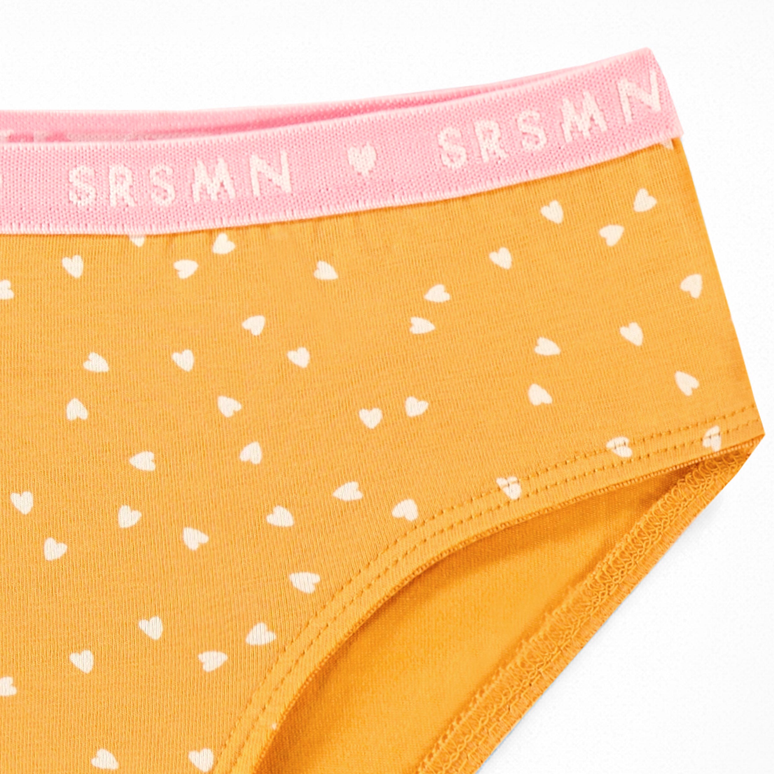 Zoom détails de la culotte bikini jaune à petits coeurs, enfant 
