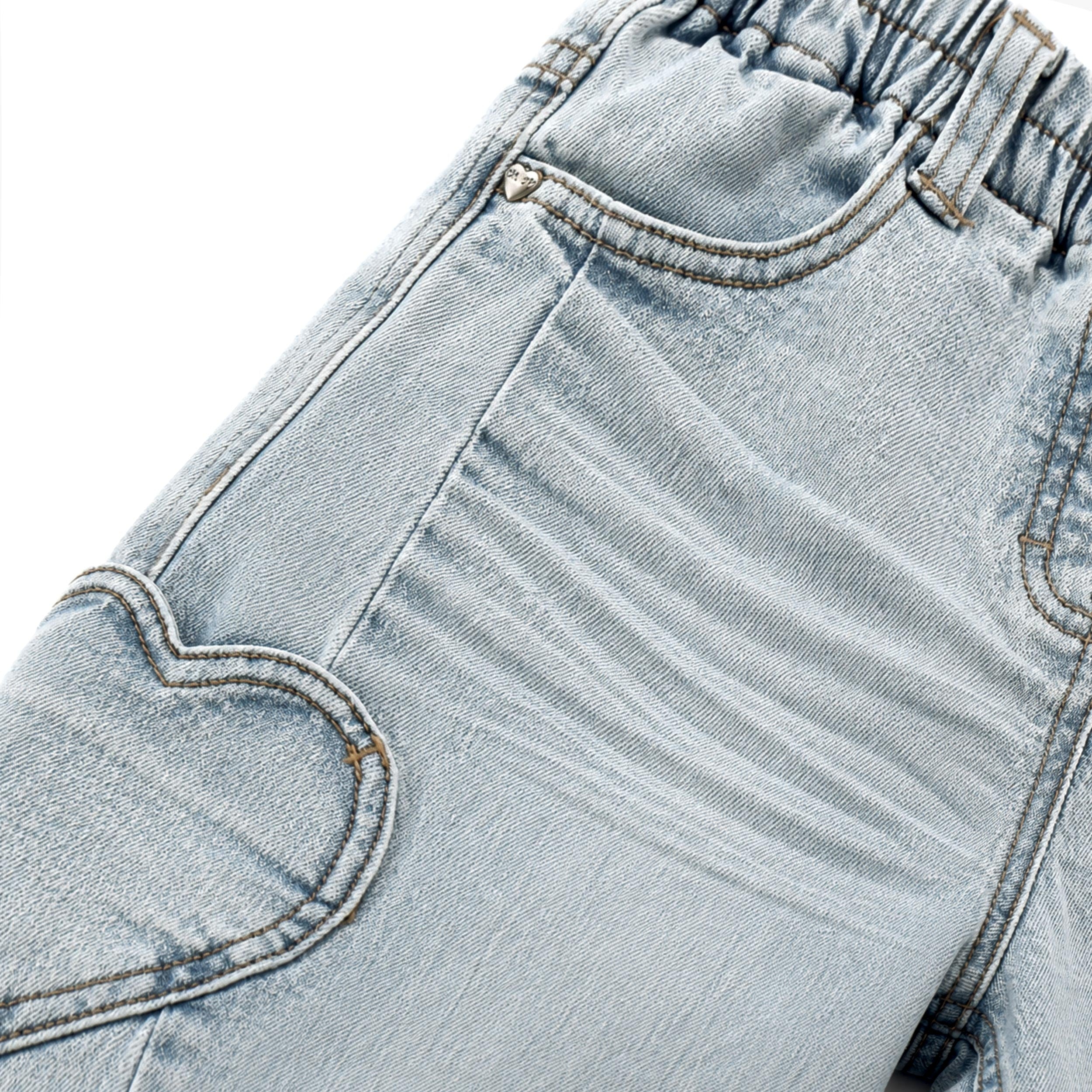 Zoom détails du denim bleu pâle à broderies cœur, enfant