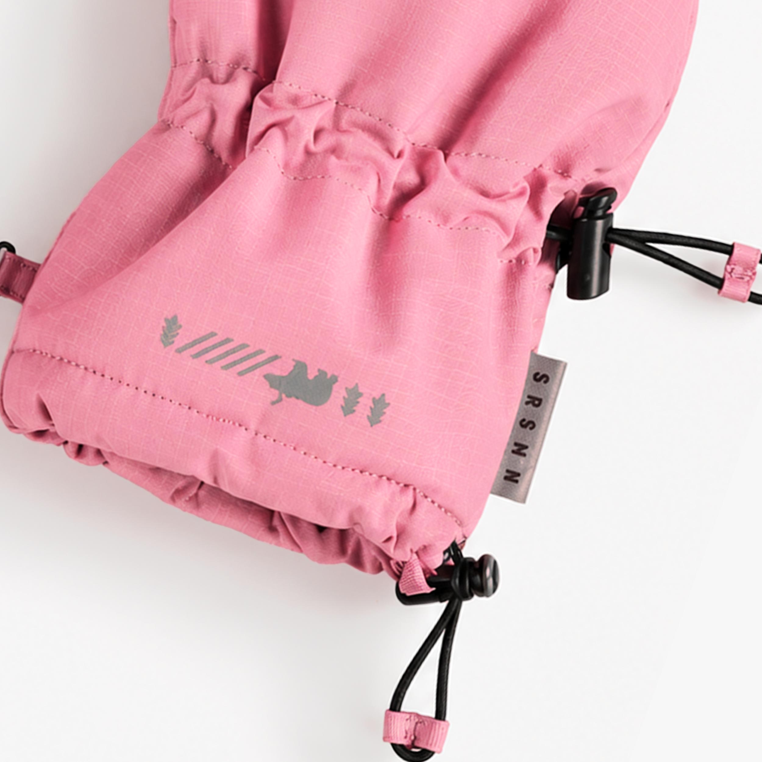 Zoom détails des mitaines de nylon roses, bébé fille 