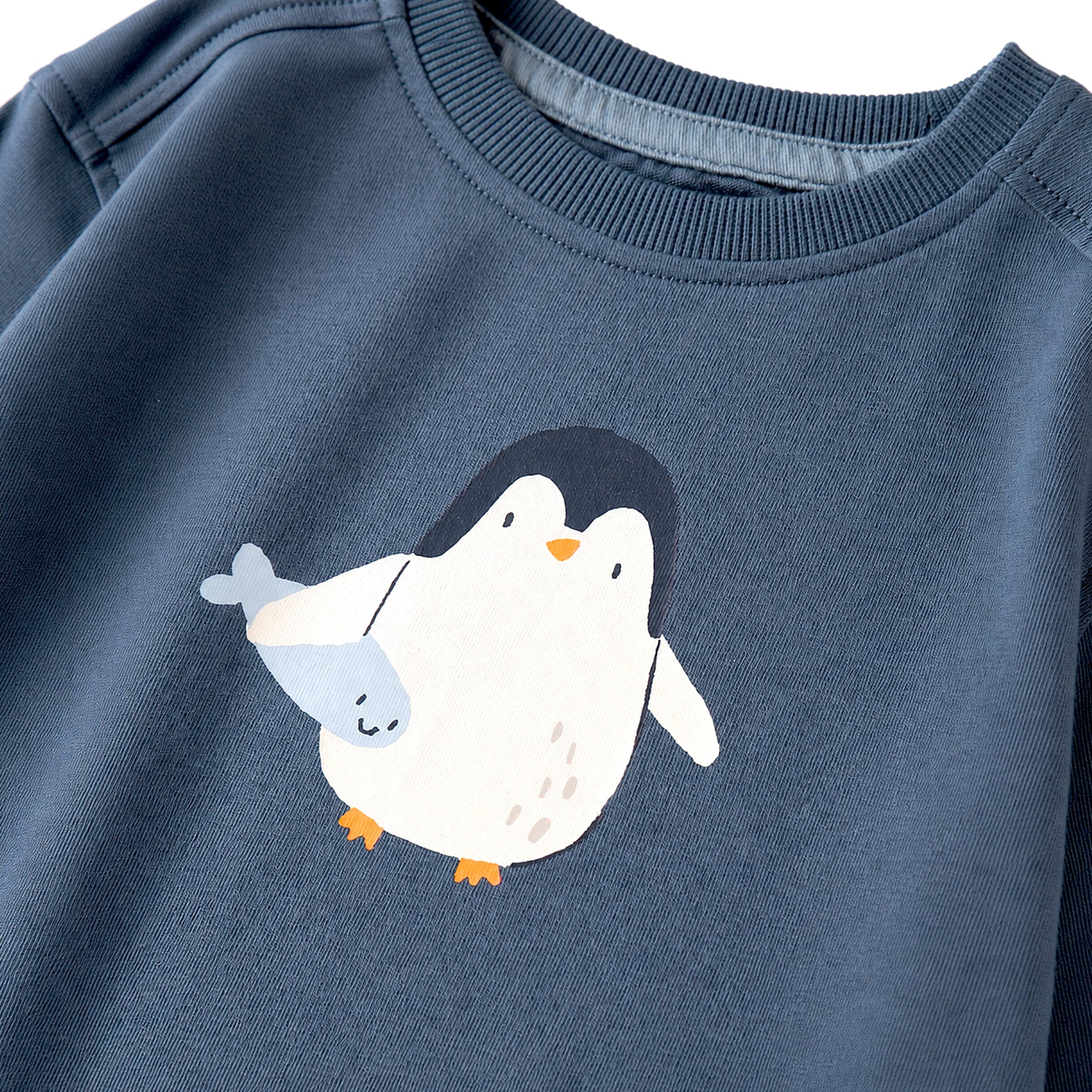 Zoom détails du T-shirt bleu avec illustration de pingouin, bébé 