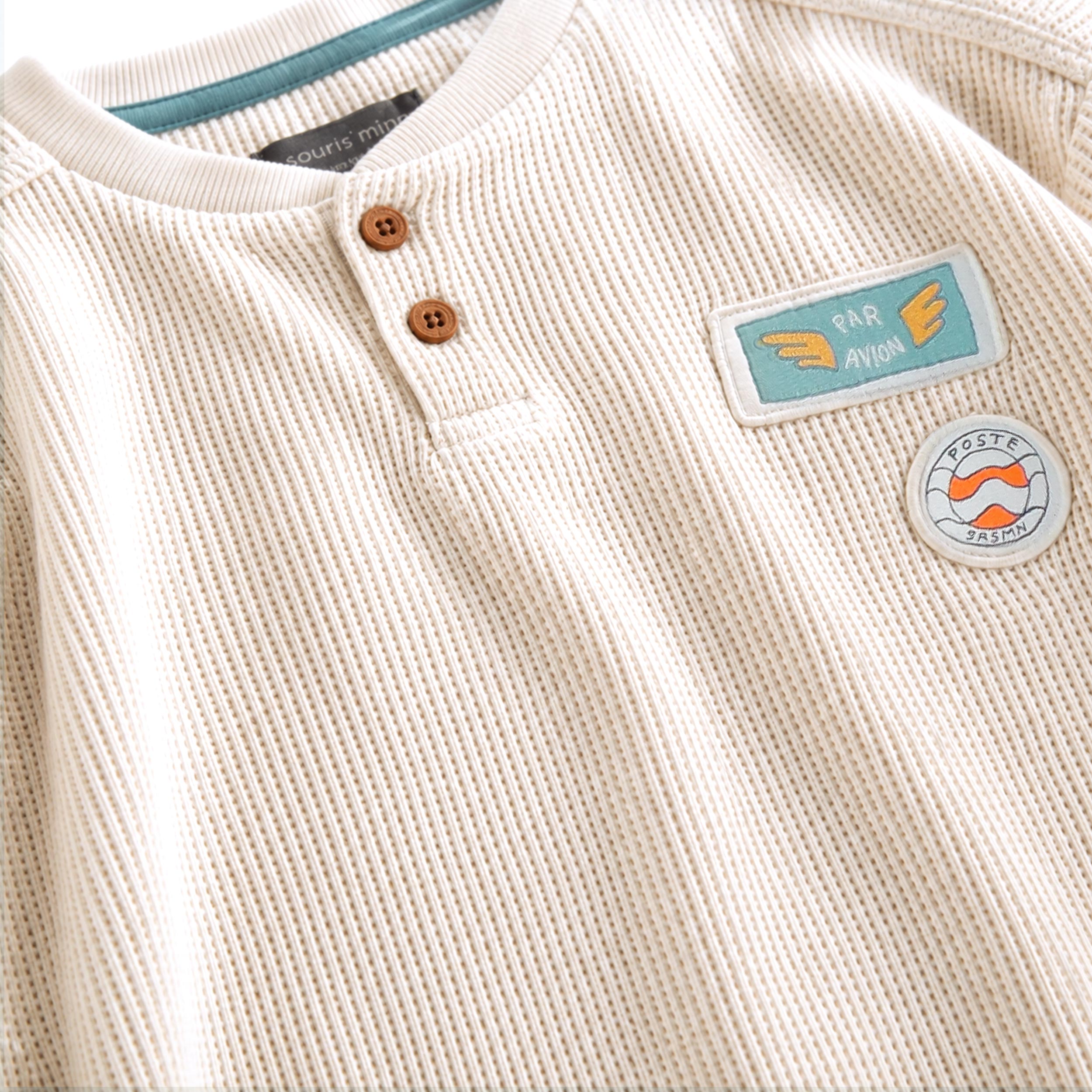 Zoom détails du T-shirt crème gaufré, enfant