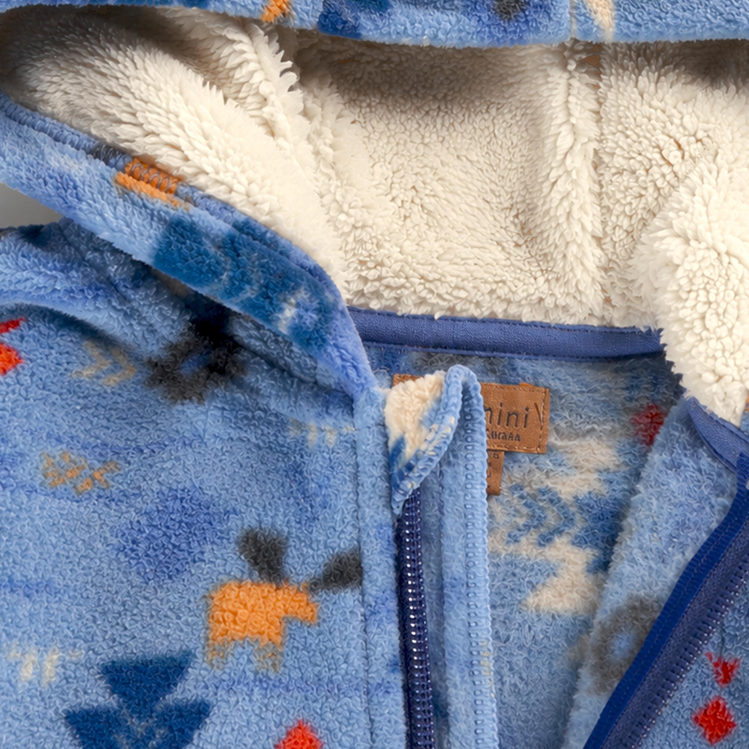 Zoom des détails de l'une-pièce bleue en polar à motifs pour bébé Souris Mini avec capuchon, fermeture éclair et doublure en polar.