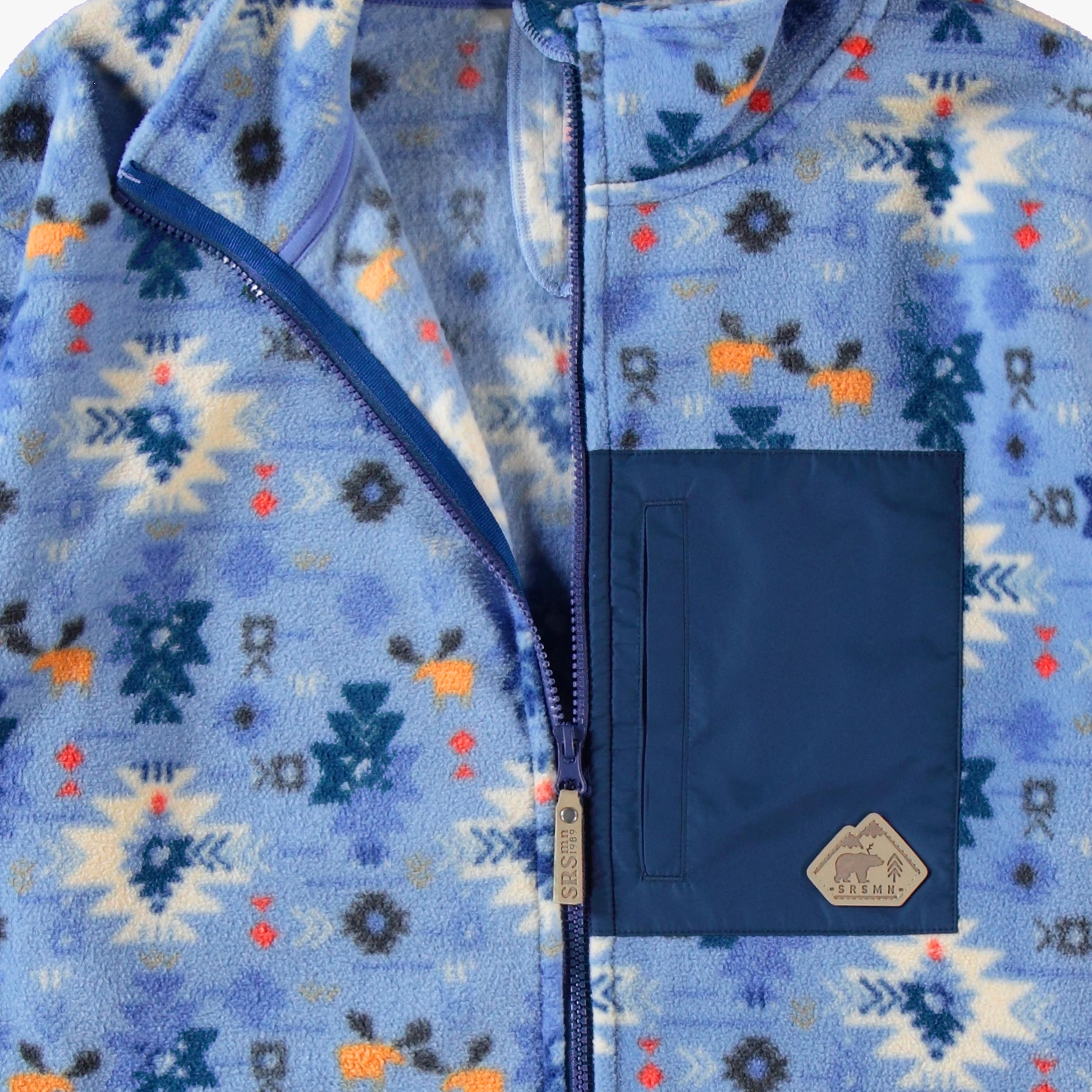 Zoom détails de la veste bleue en polar à motifs, adulte 