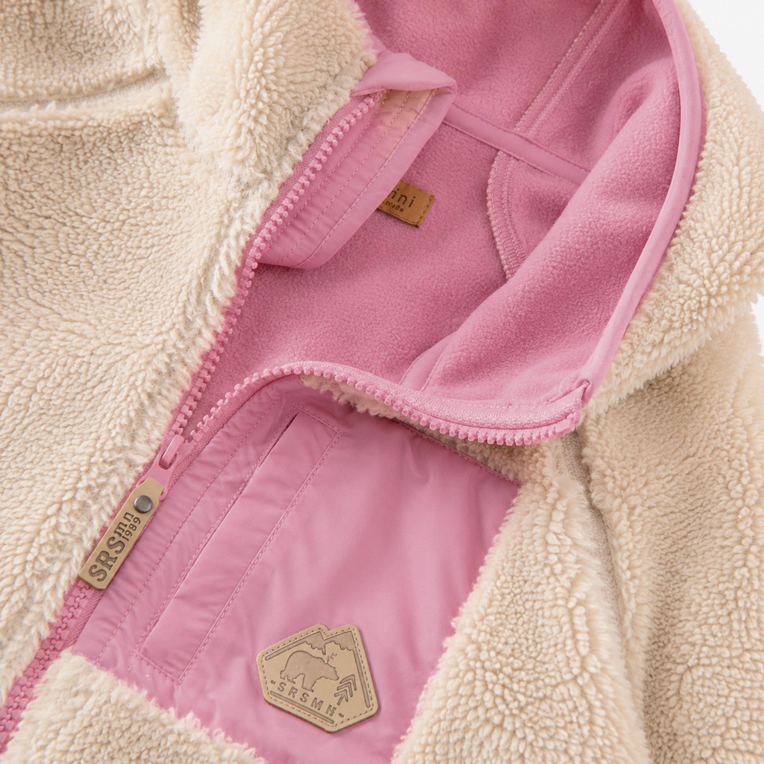 Zoom détails de la veste crème en peluche, enfant