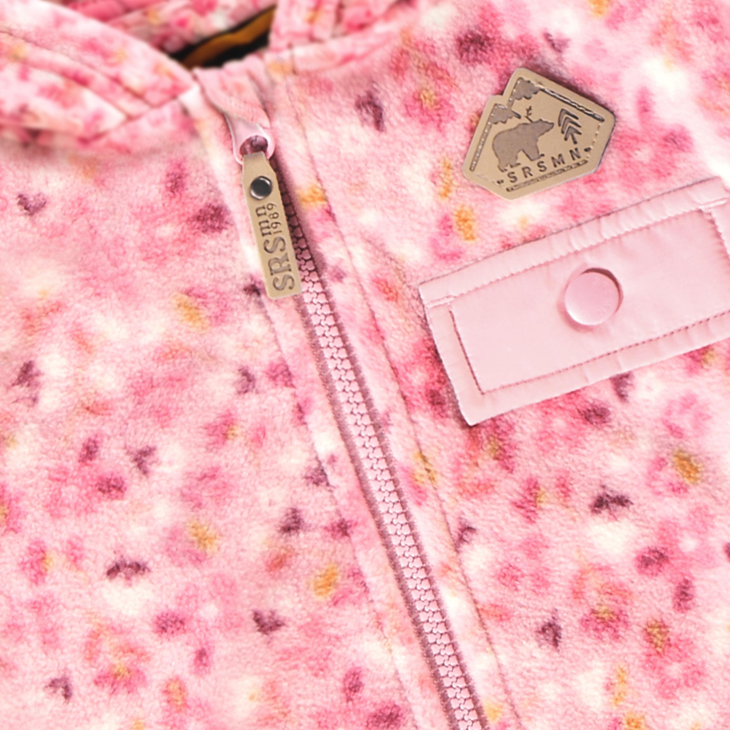 Zoom détails de la poche de la veste rose en polar à imprimé floral, enfant
