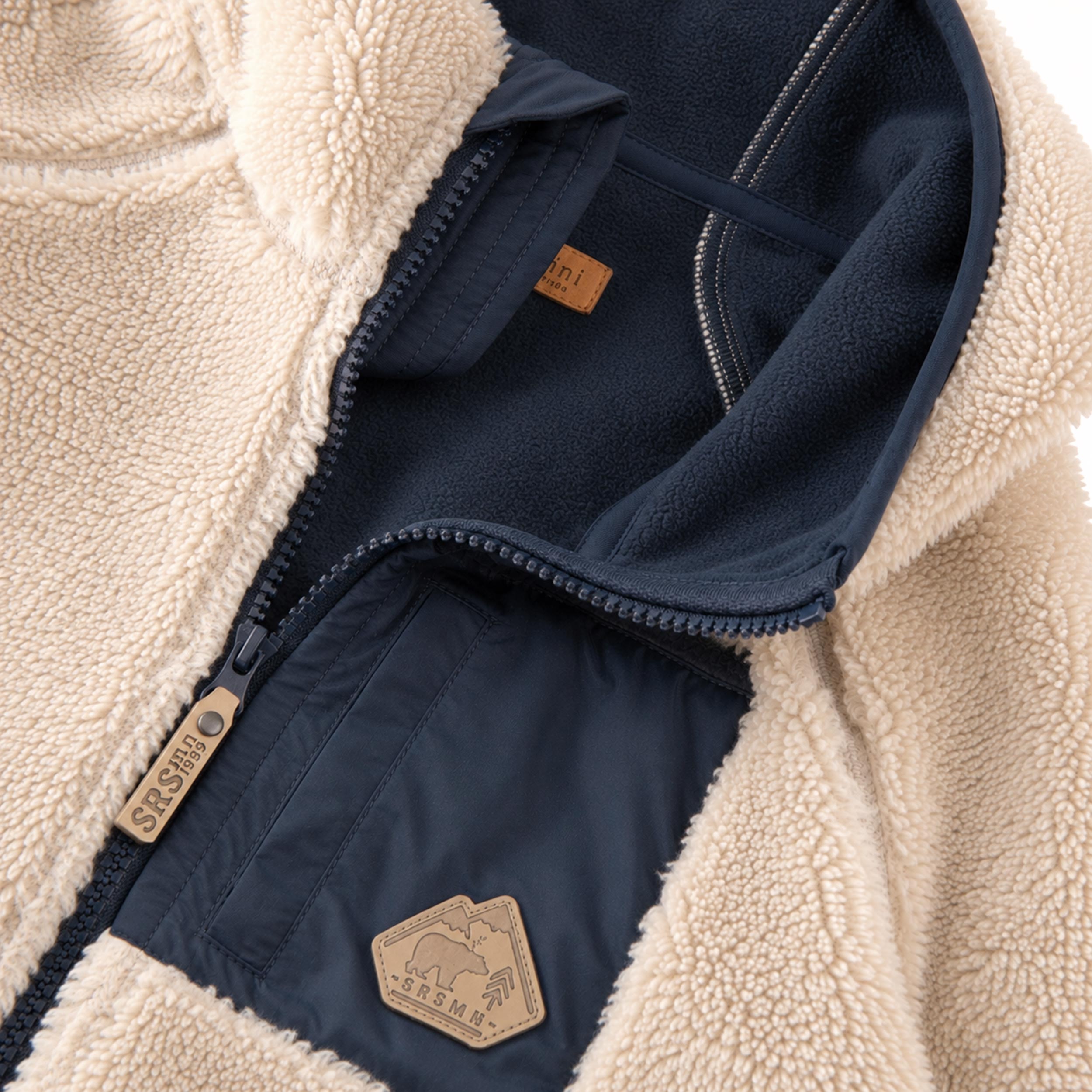 Zoom détails poche de la veste crème en peluche, enfant